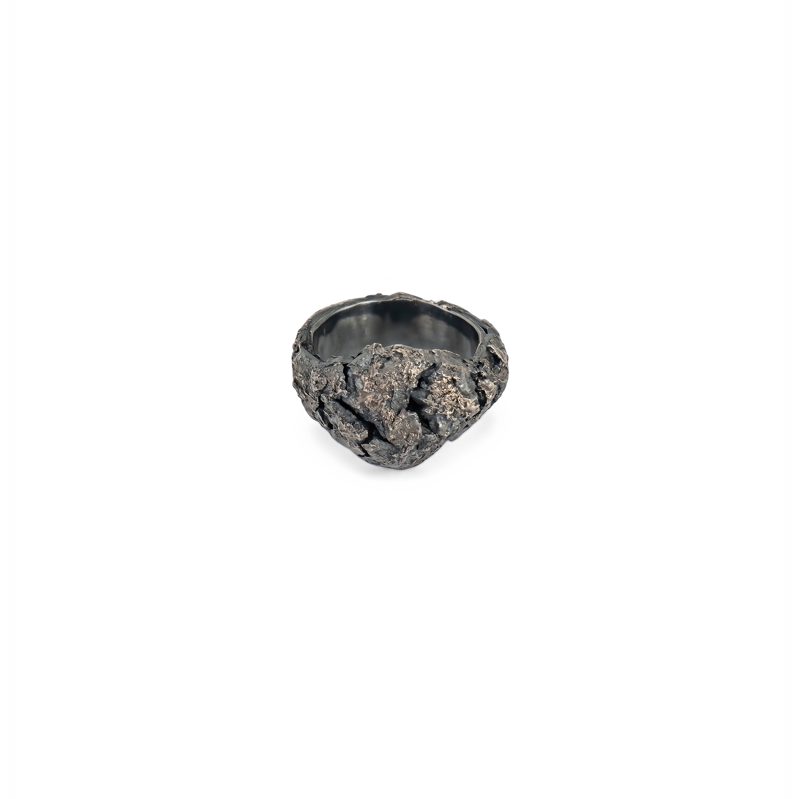 Silver ring with a circle in cracks
