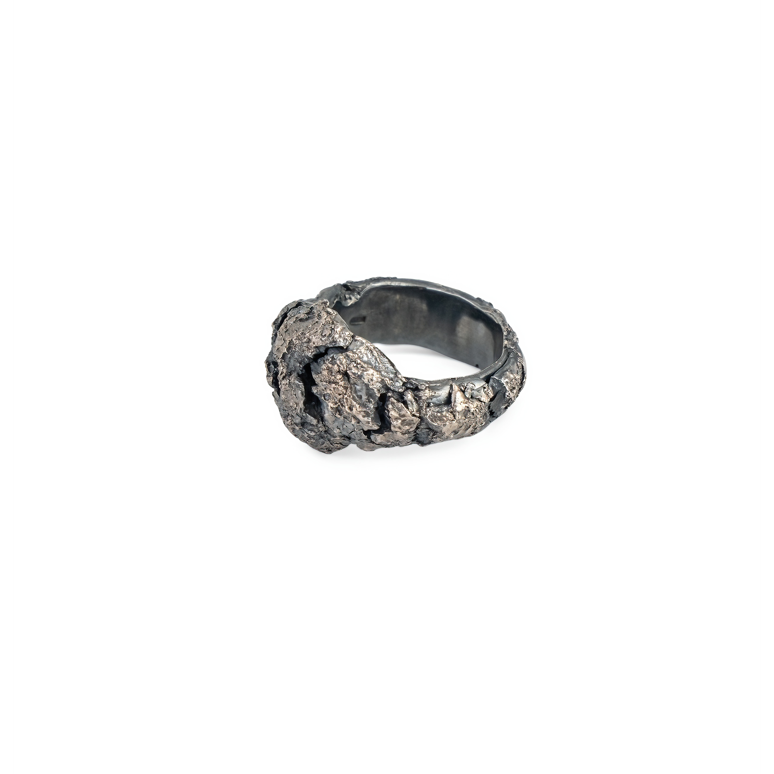 Silver ring with a circle in cracks