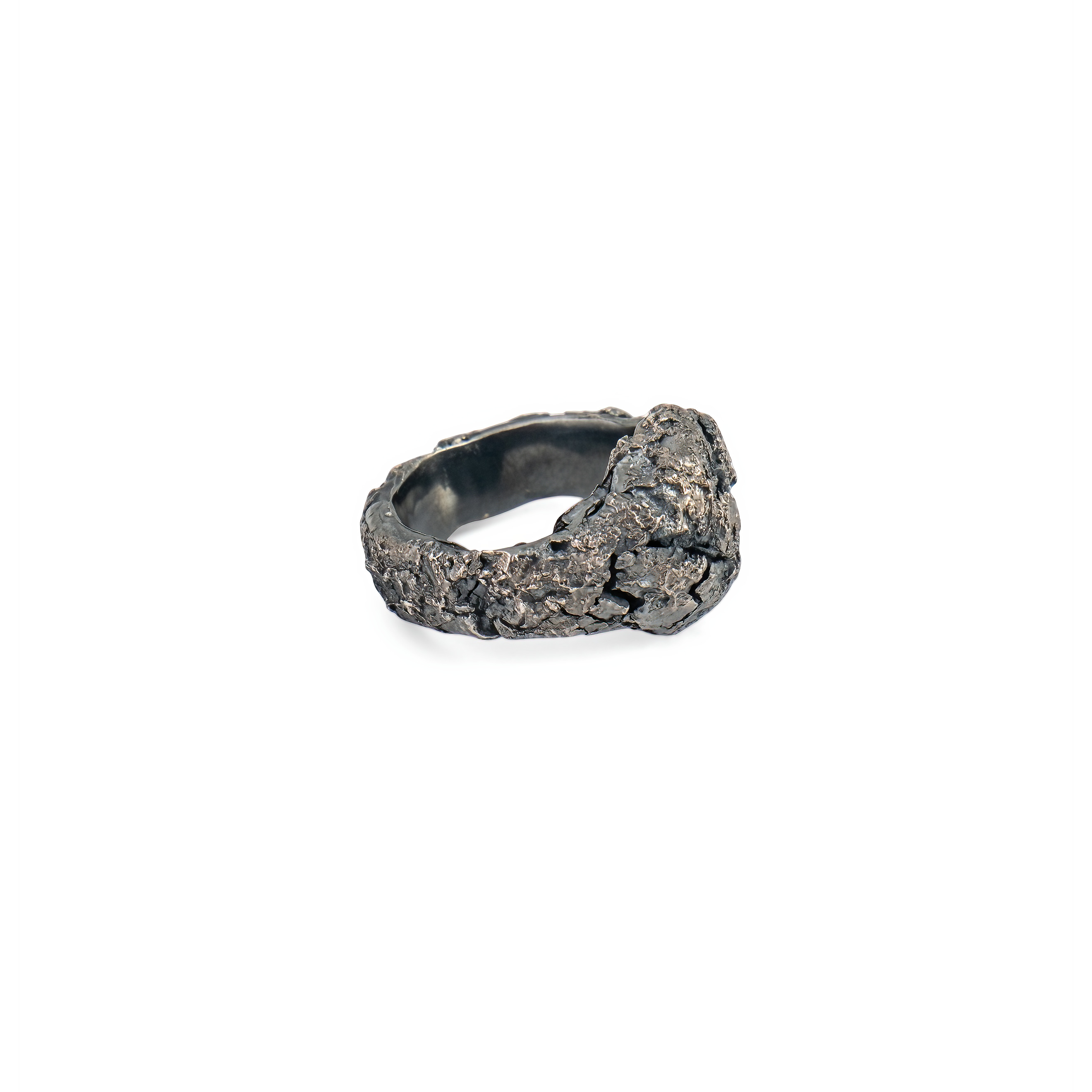 Silver ring with a circle in cracks