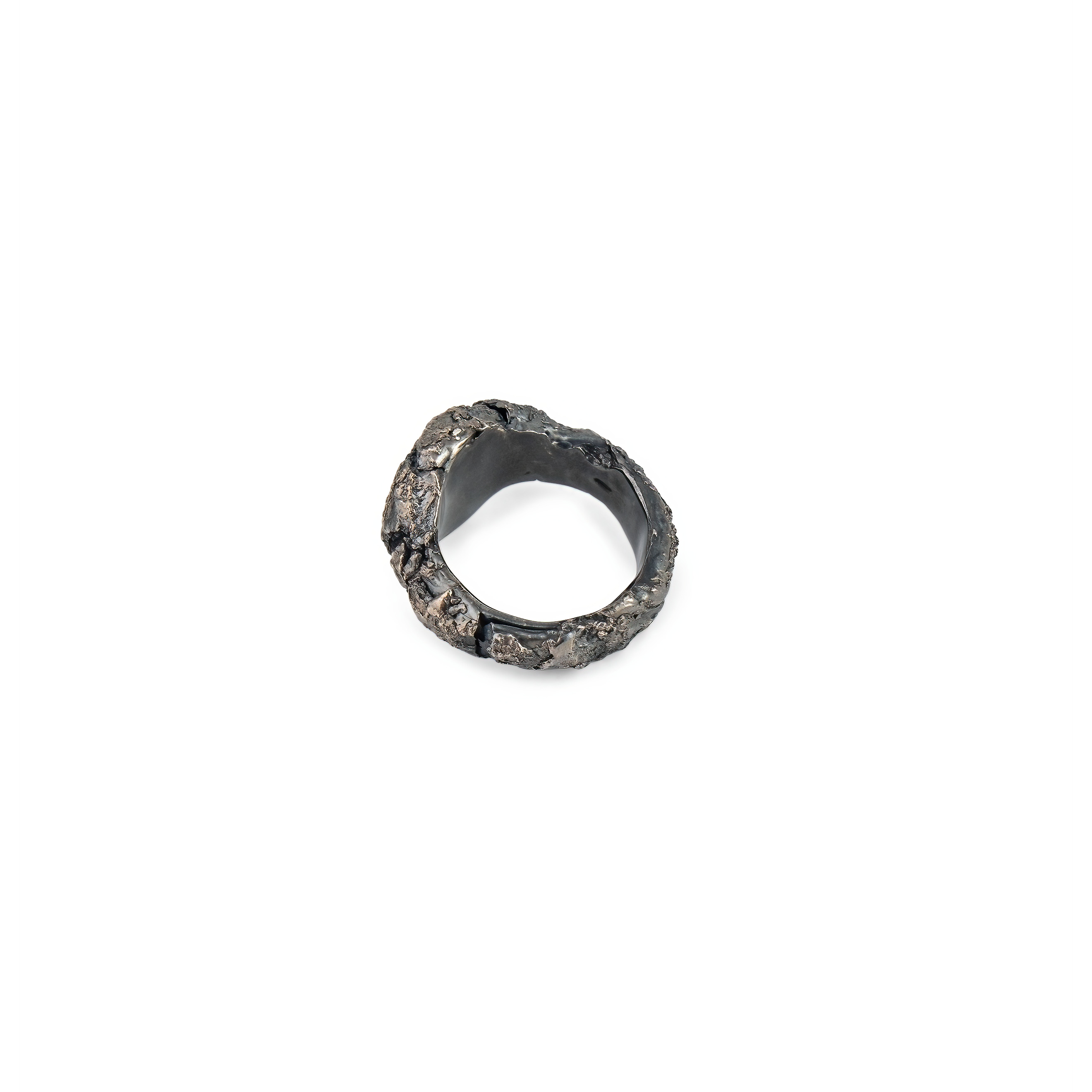 Silver ring with a circle in cracks