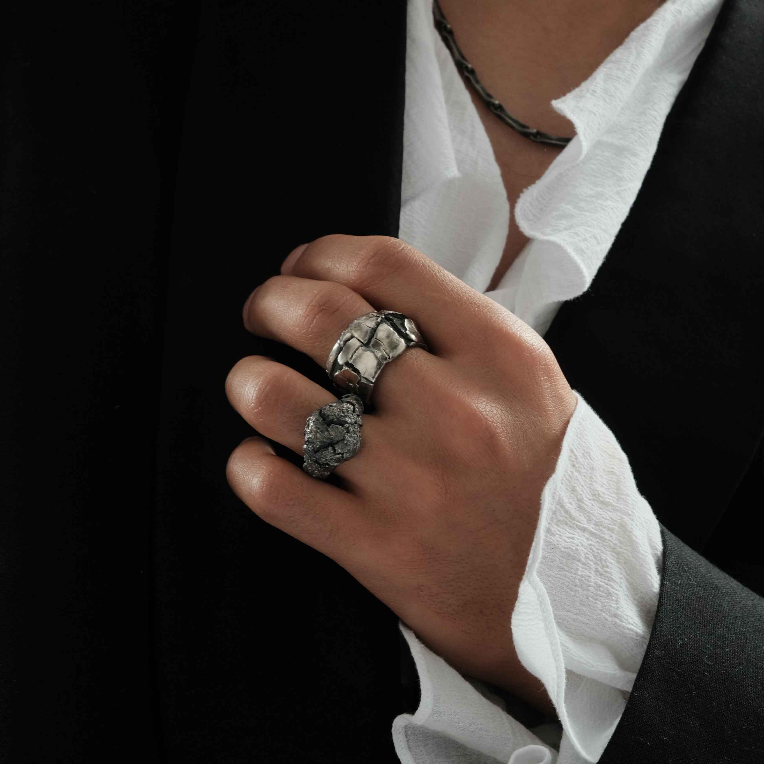 Silver ring with a circle in cracks