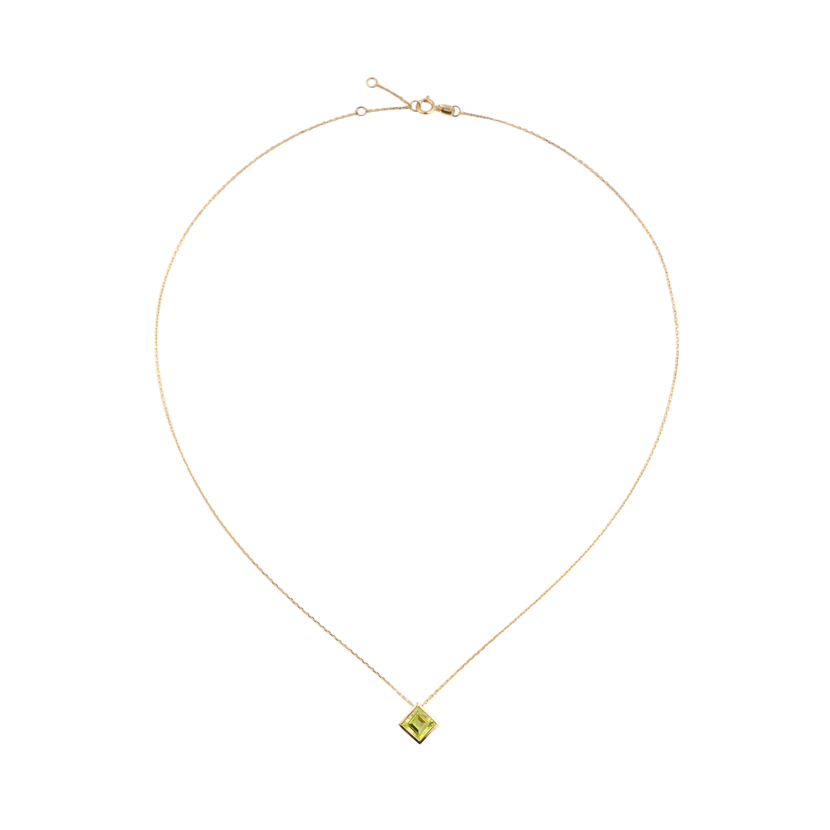 Yellow gold pendant with chrysolite