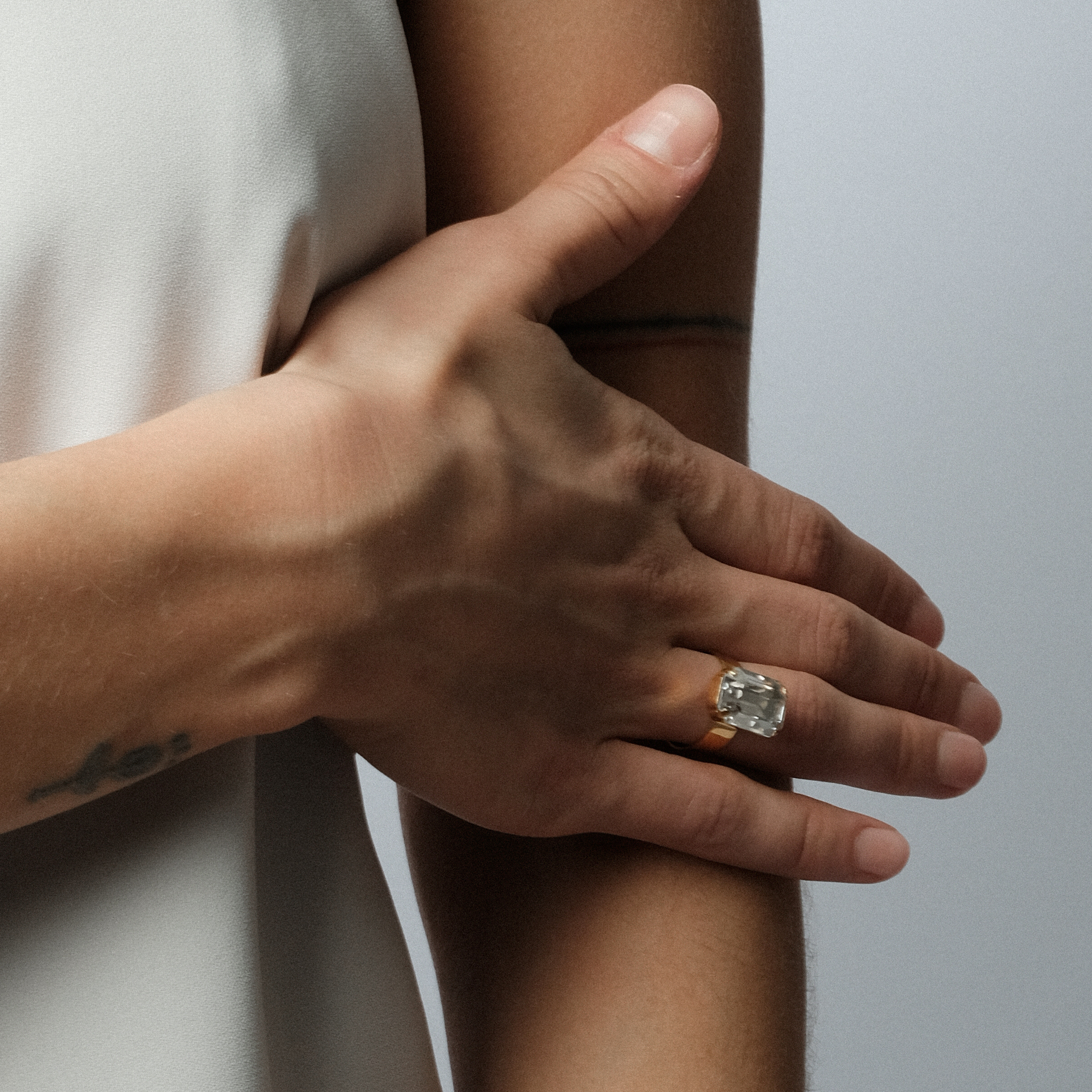 Adjustable gold-plated ring with octagon crystal
