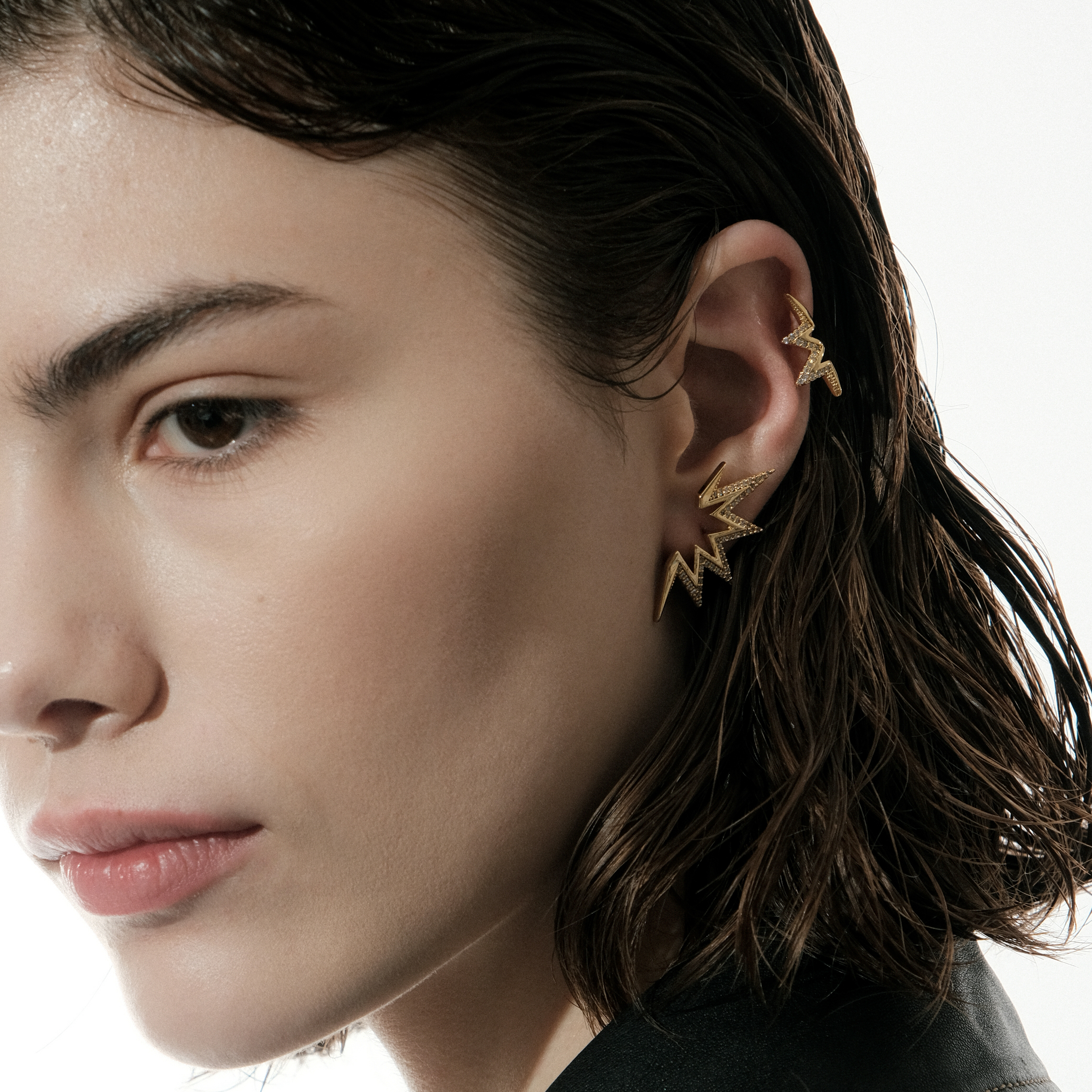 Golden set of earrings and cuff in the form of rays
