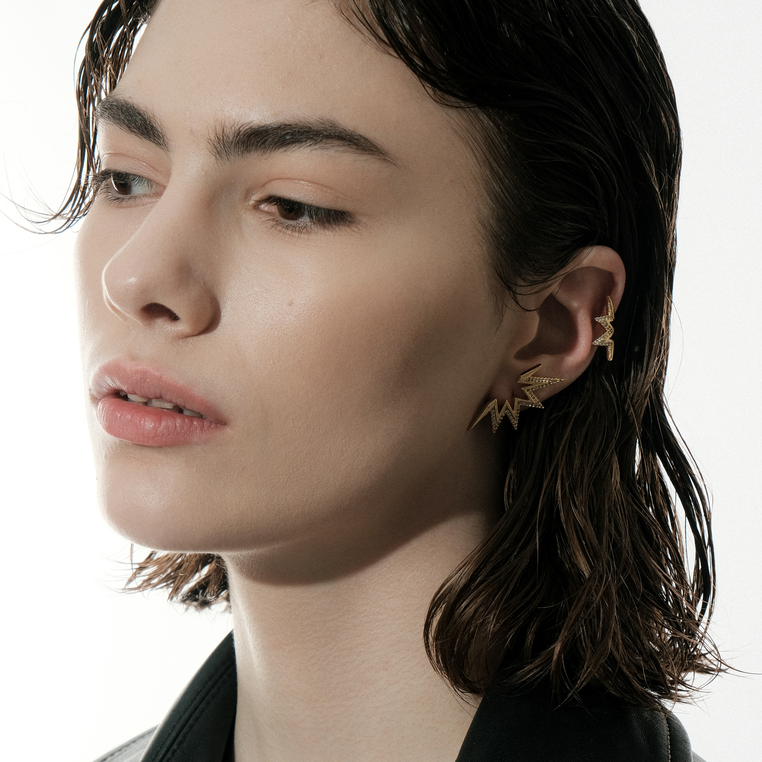 Golden set of earrings and cuff in the form of rays