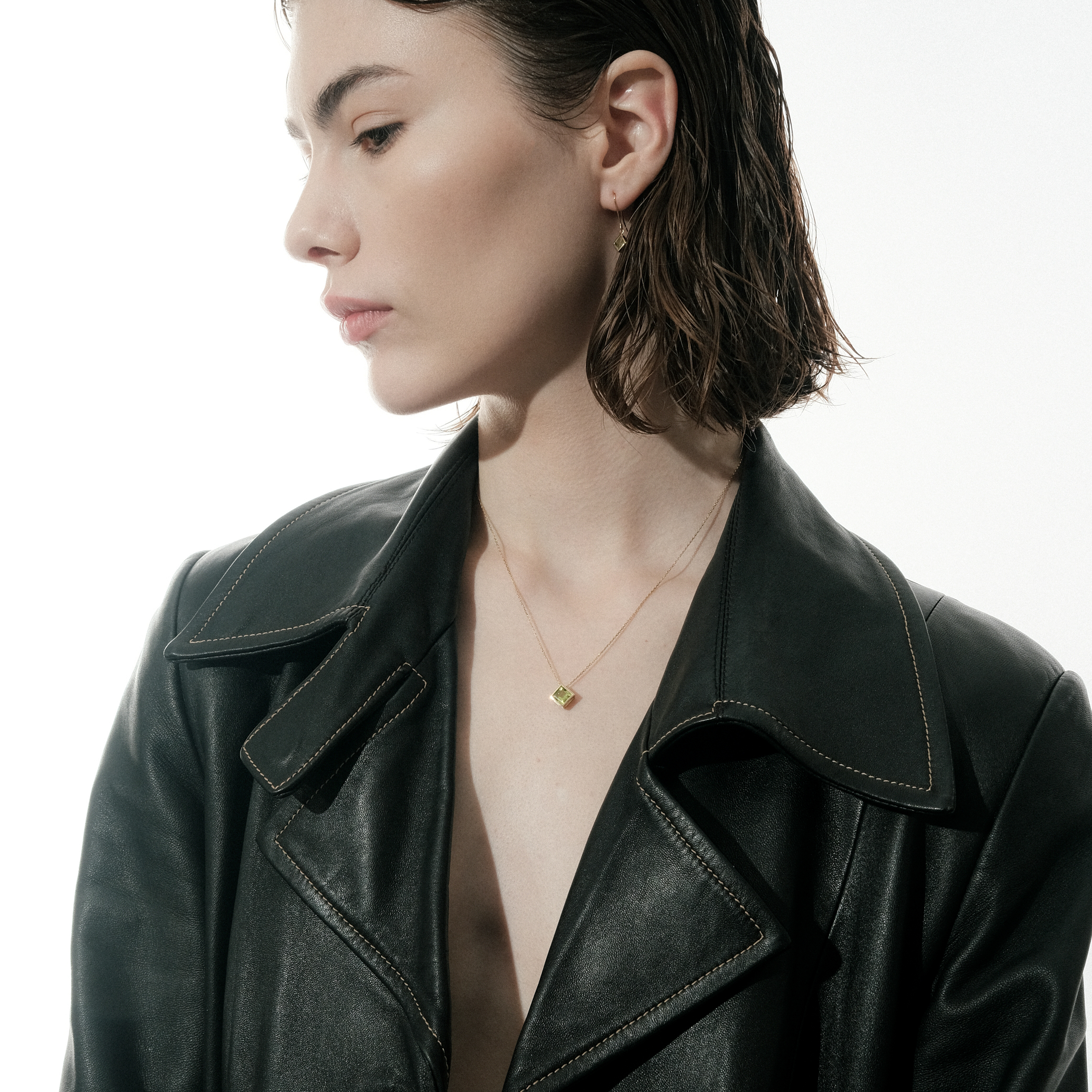 Yellow gold pendant with chrysolite