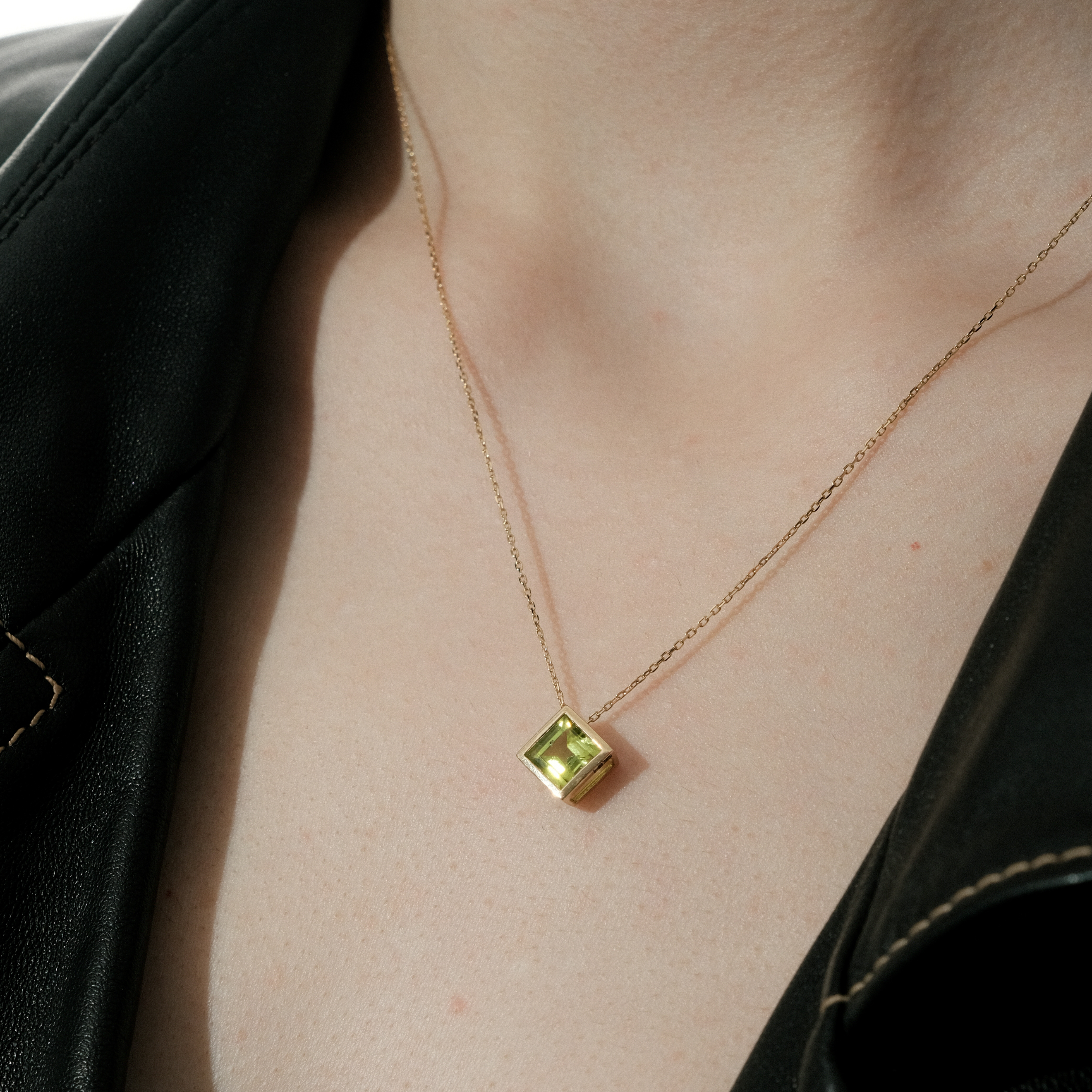 Yellow gold pendant with chrysolite