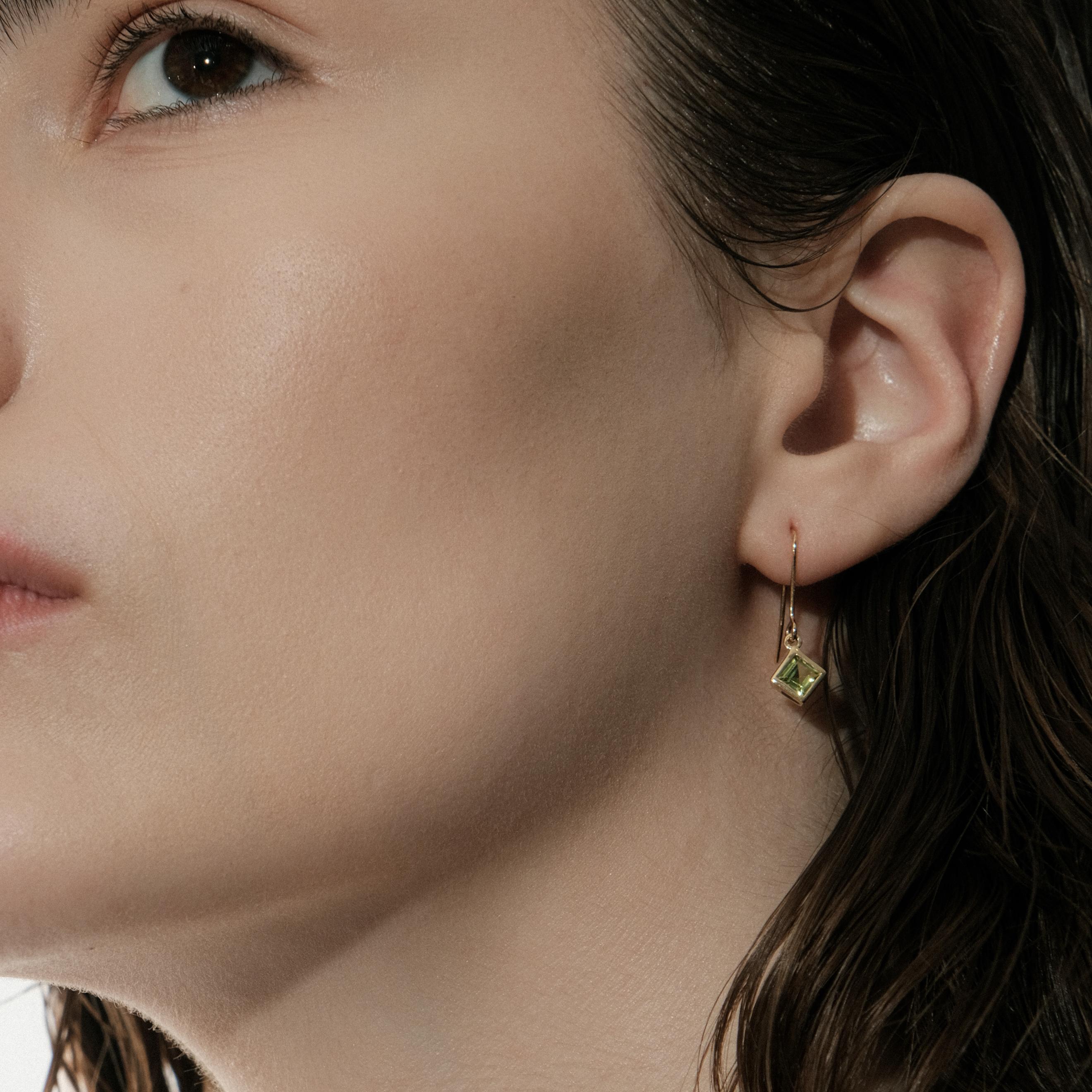 Yellow gold earrings with chrysolite