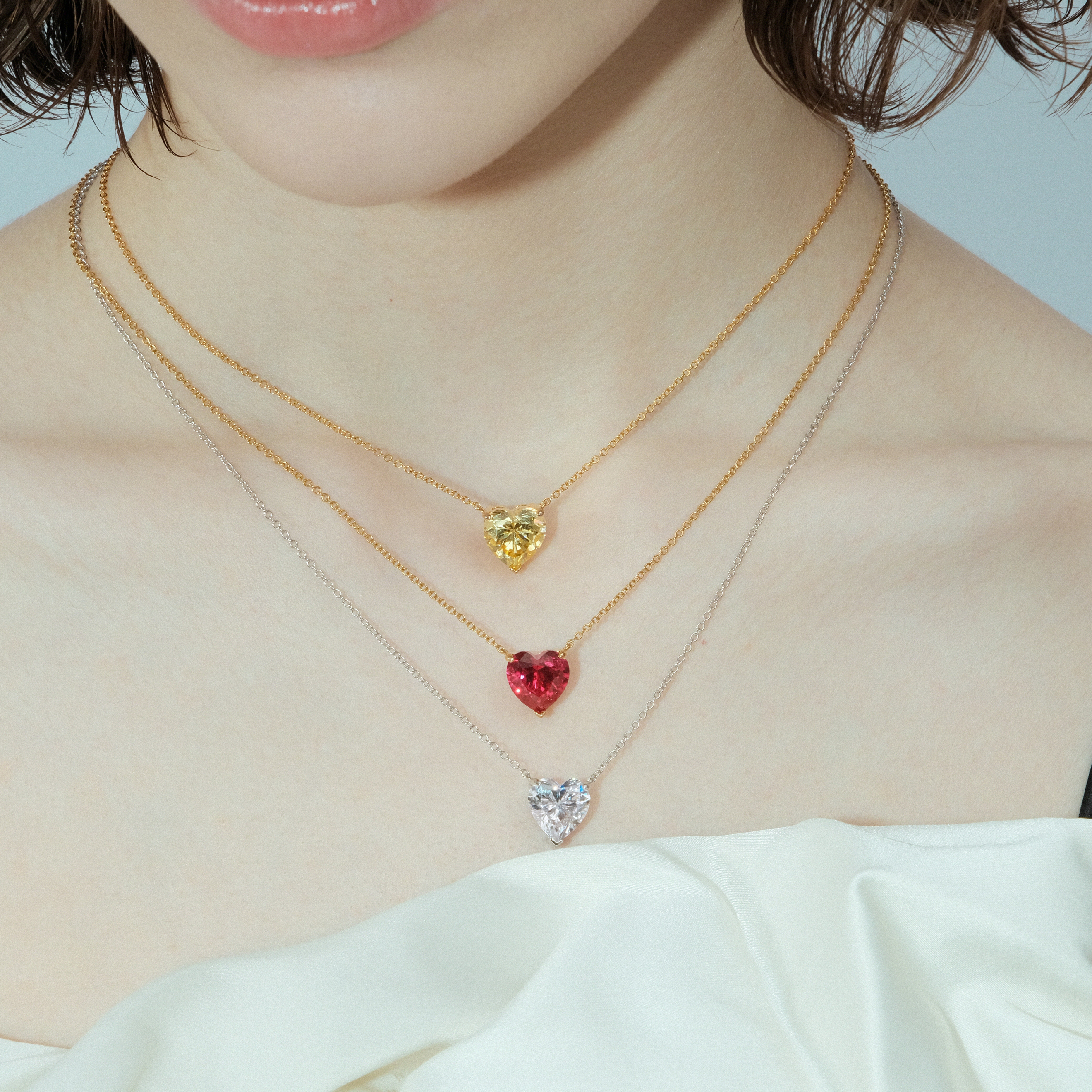 Серебряное колье с розовой подвеской сердцем