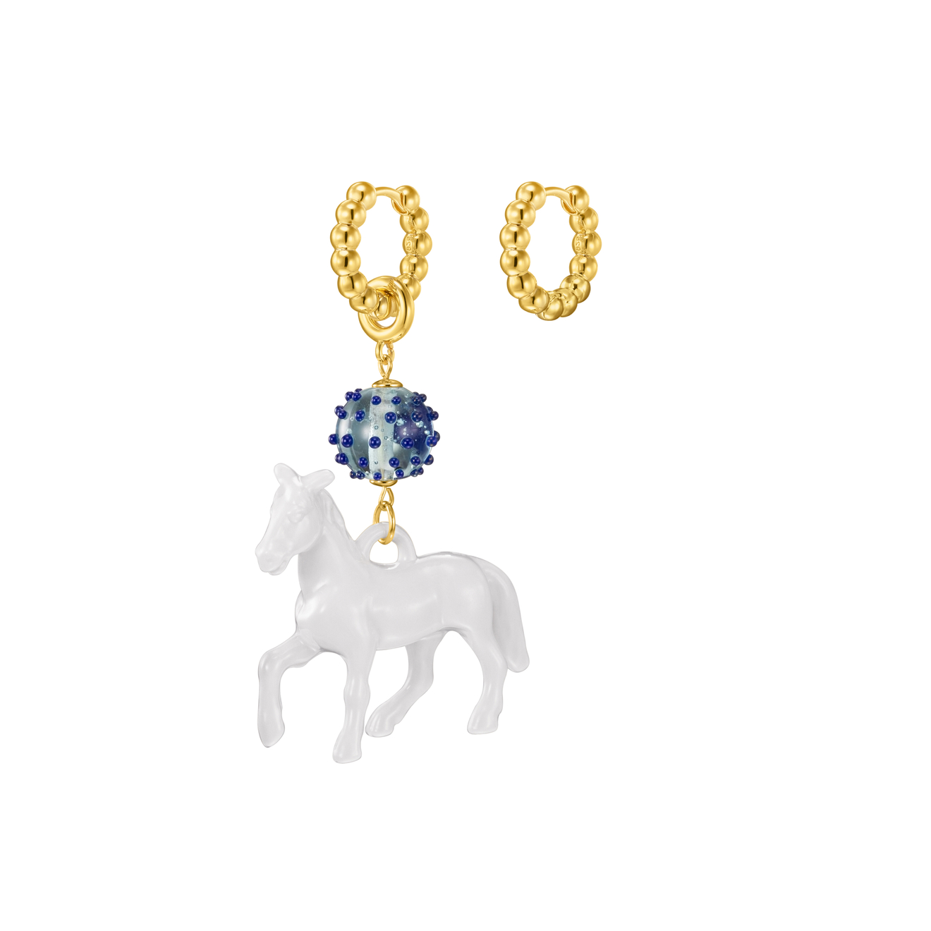 цена Kotlo Studio Prince Charming Gold. Золотистые серьги с белой лошадкой и голубой бусиной Мурано