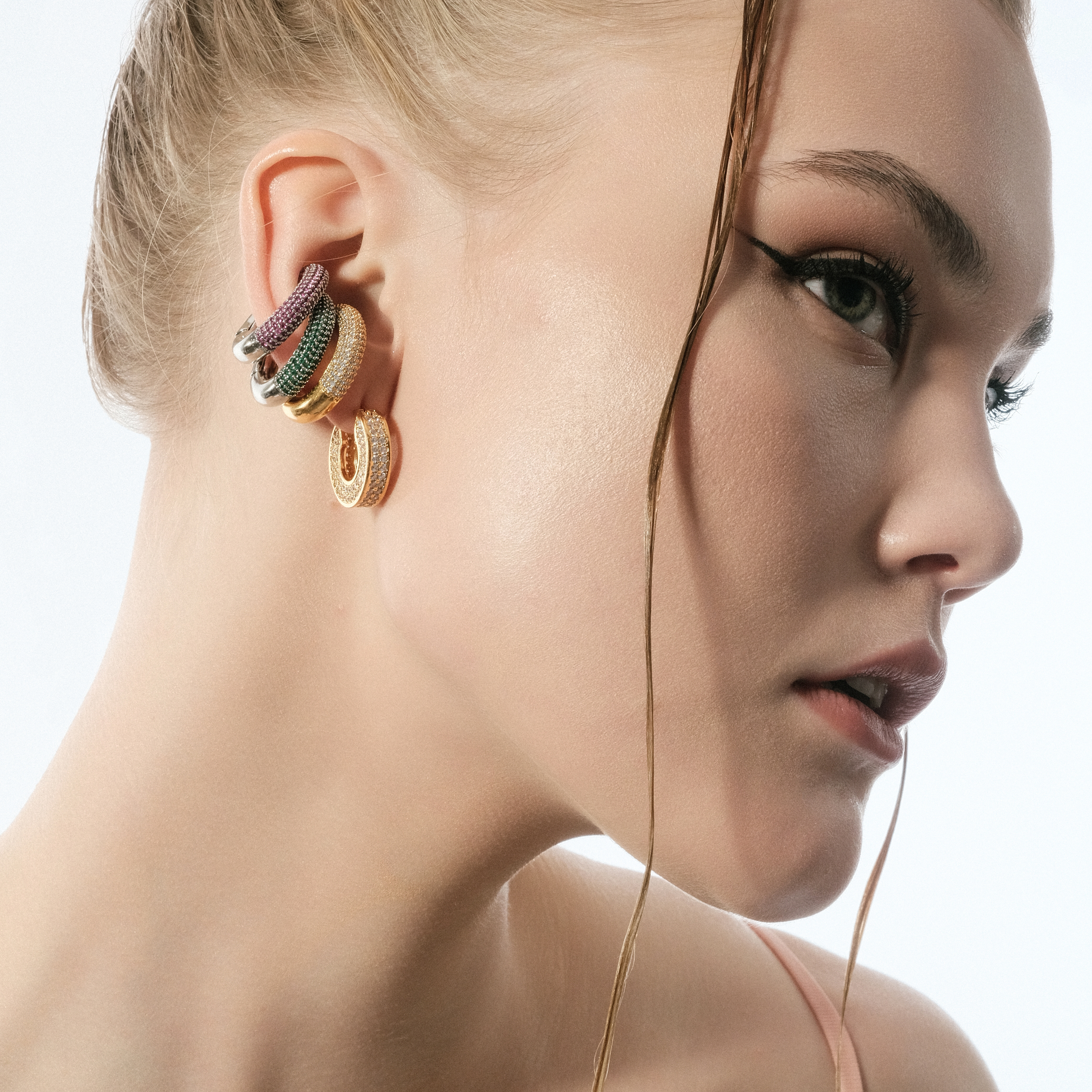 ear cuff with transparent crystals