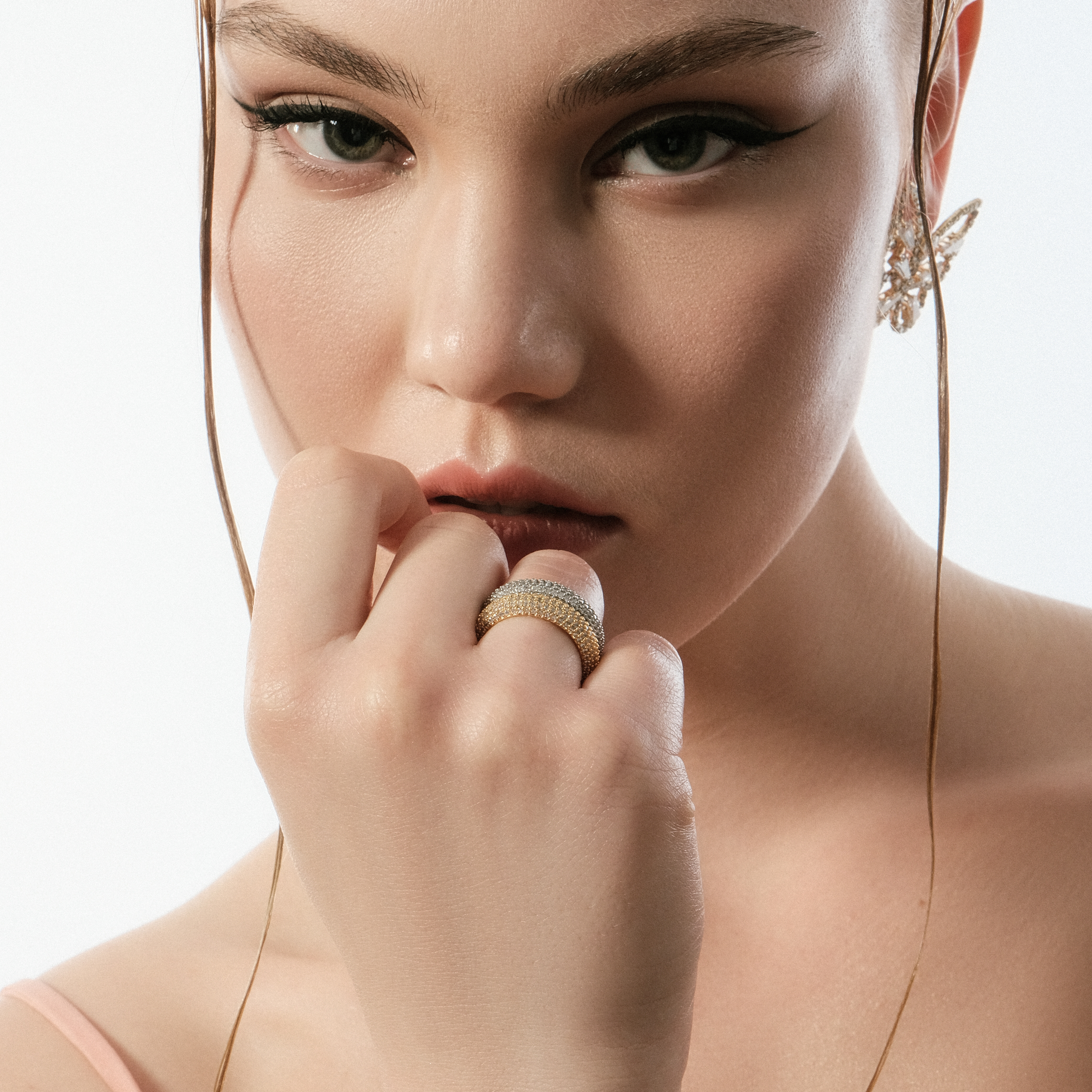 Set of rings with crystals