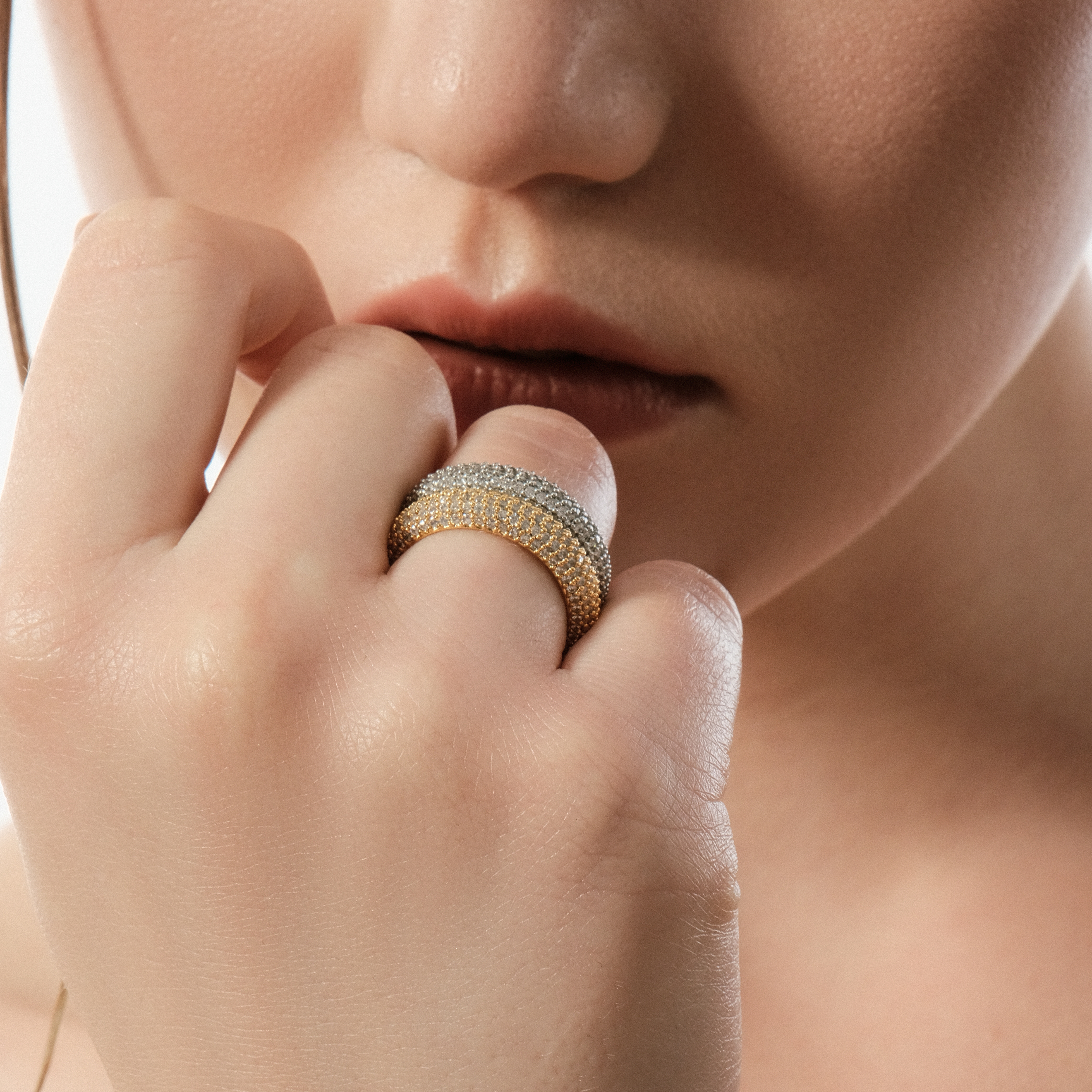 Set of rings with crystals