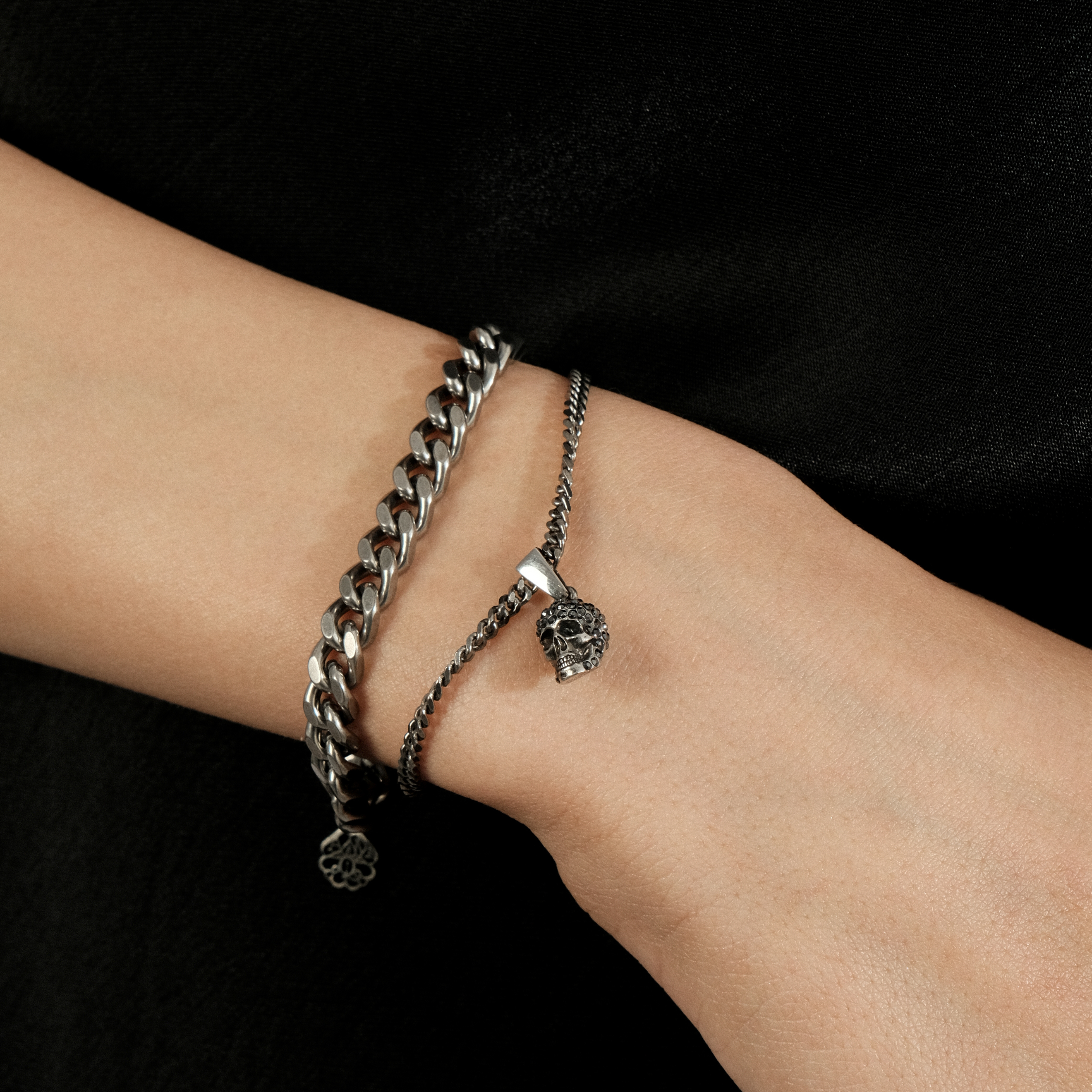 Silver chain bracelet with a skull