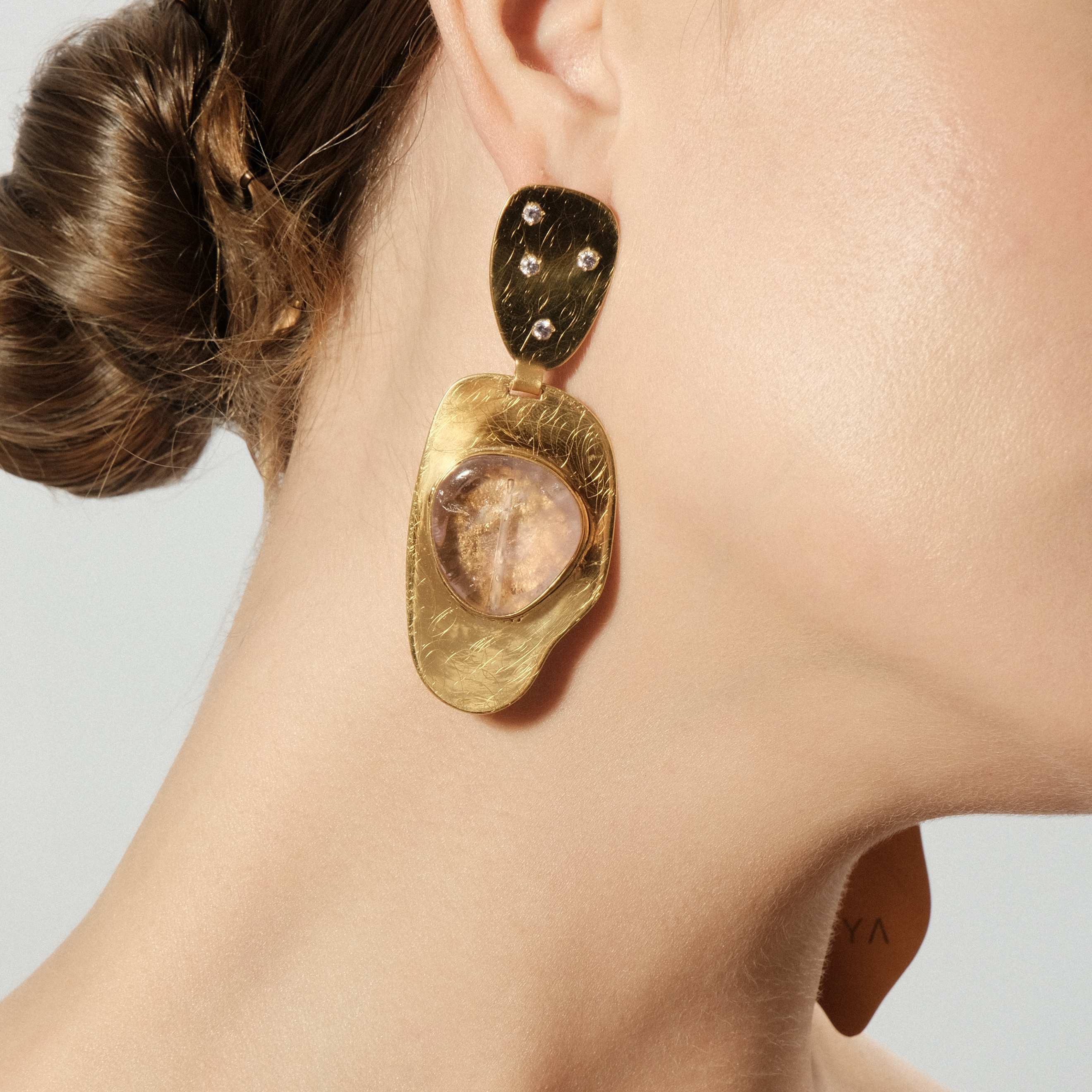 Gold-plated earrings with pink quartz and crystals