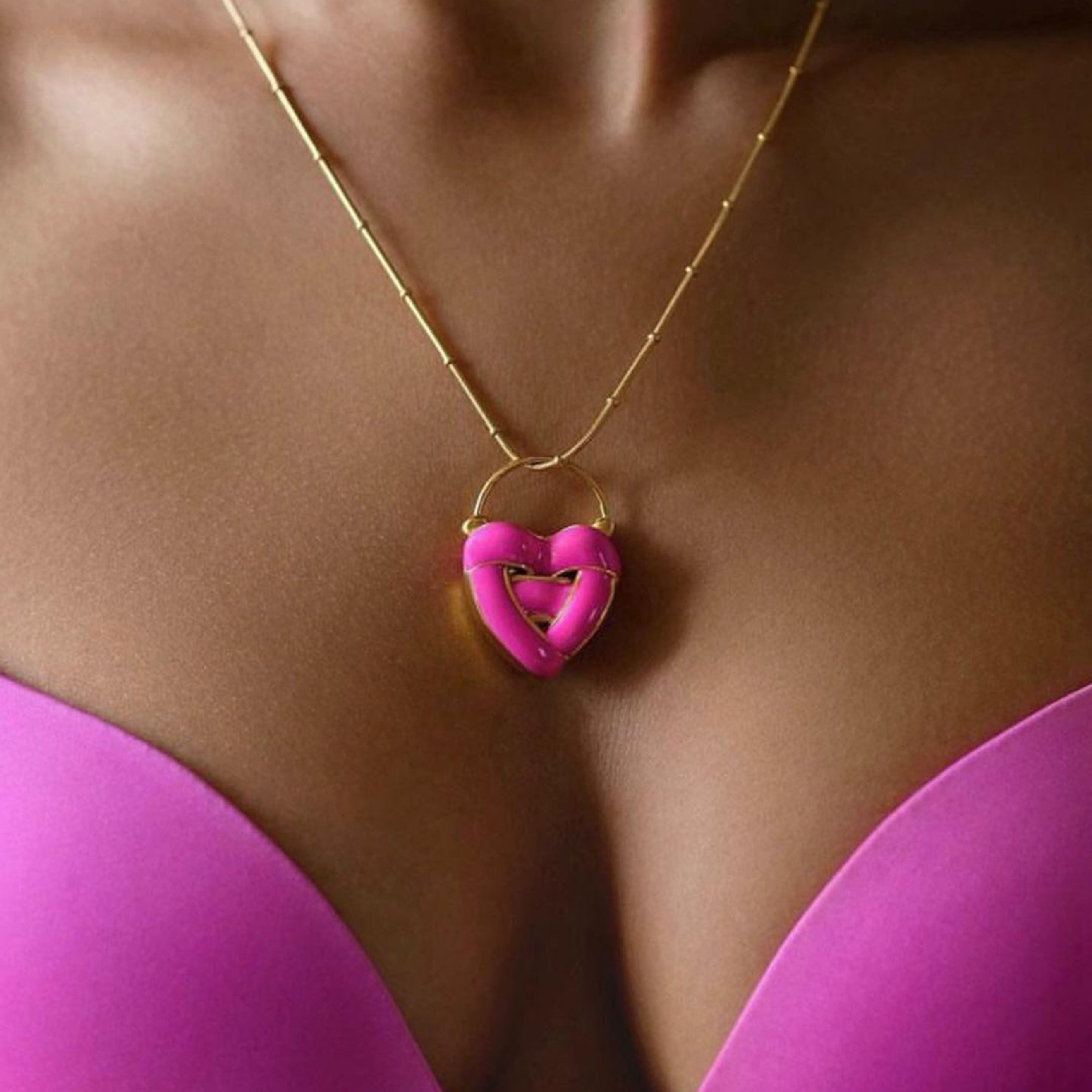 Позолоченное колье с розовым сердцем Juicy mini love locket - lipstick pink