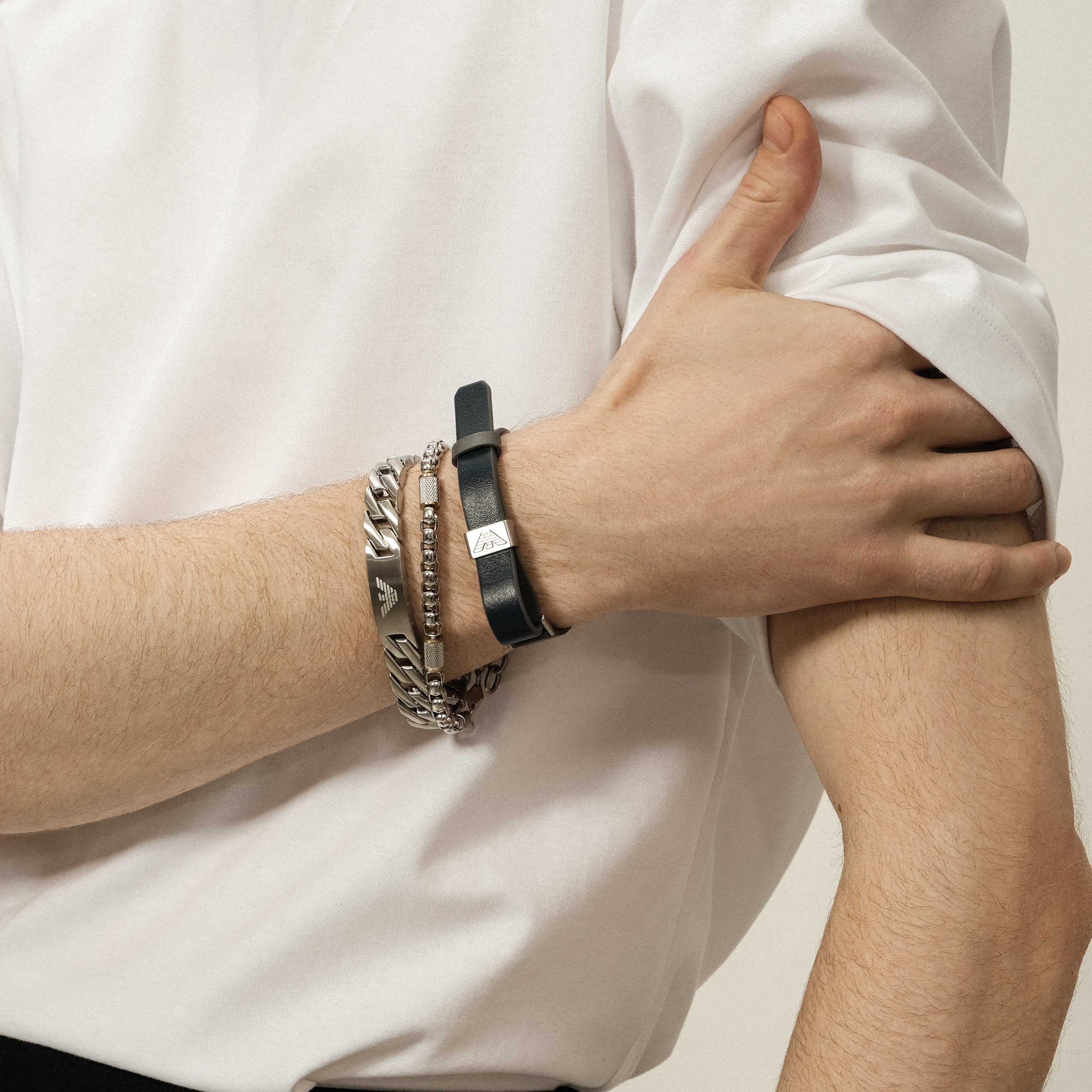 Серый браслет Emporio Armani