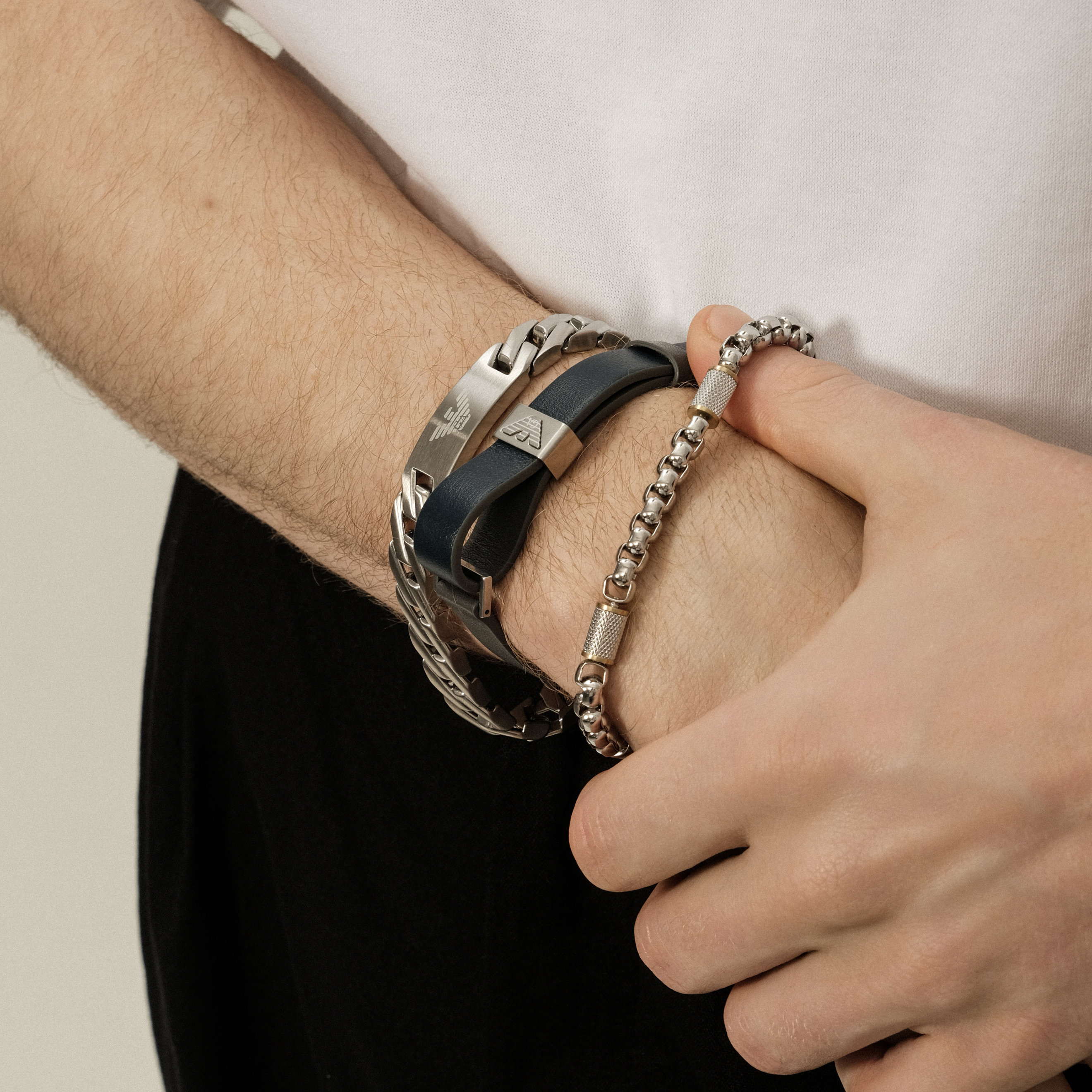 Серый браслет Emporio Armani