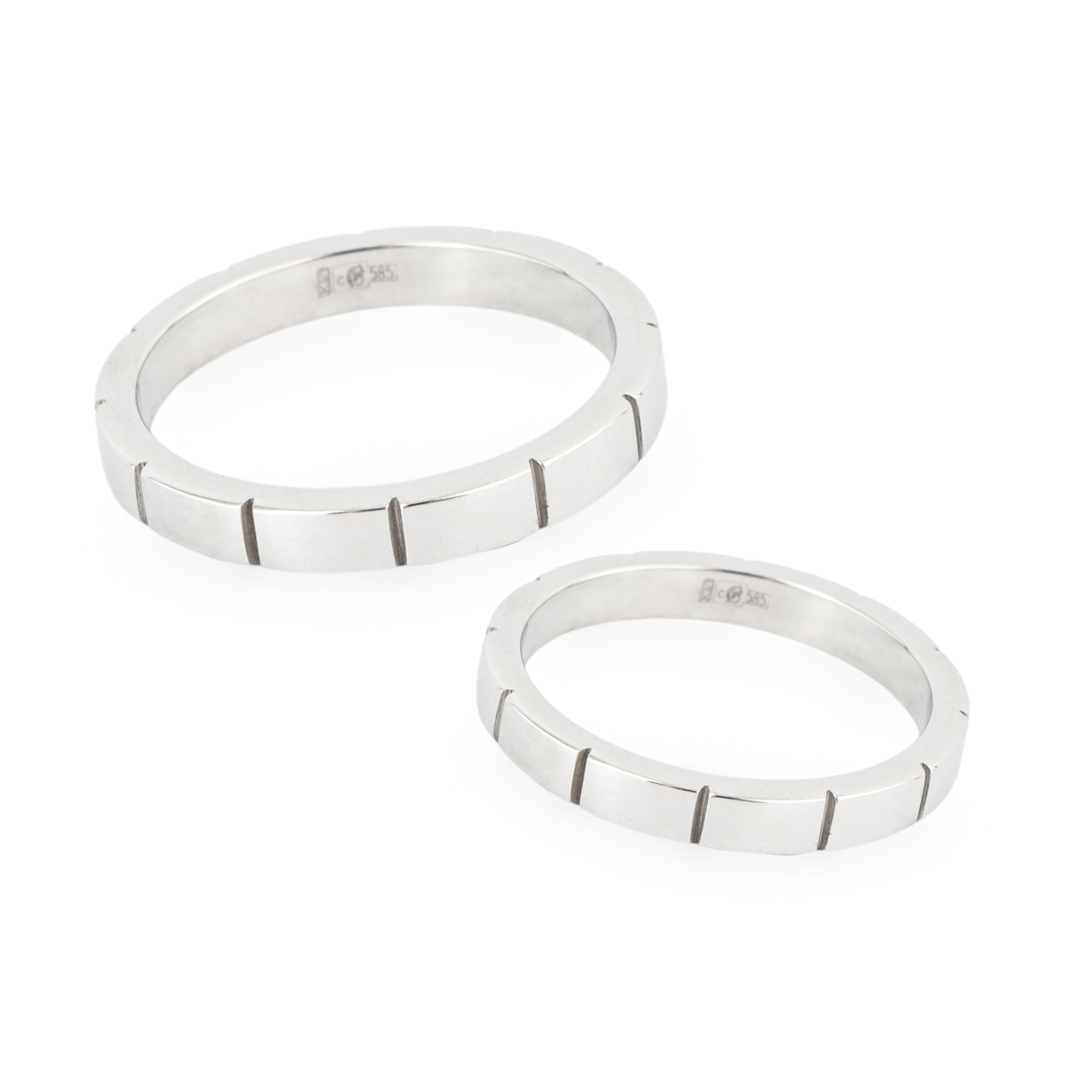 Engagement ring in white gold with serifs