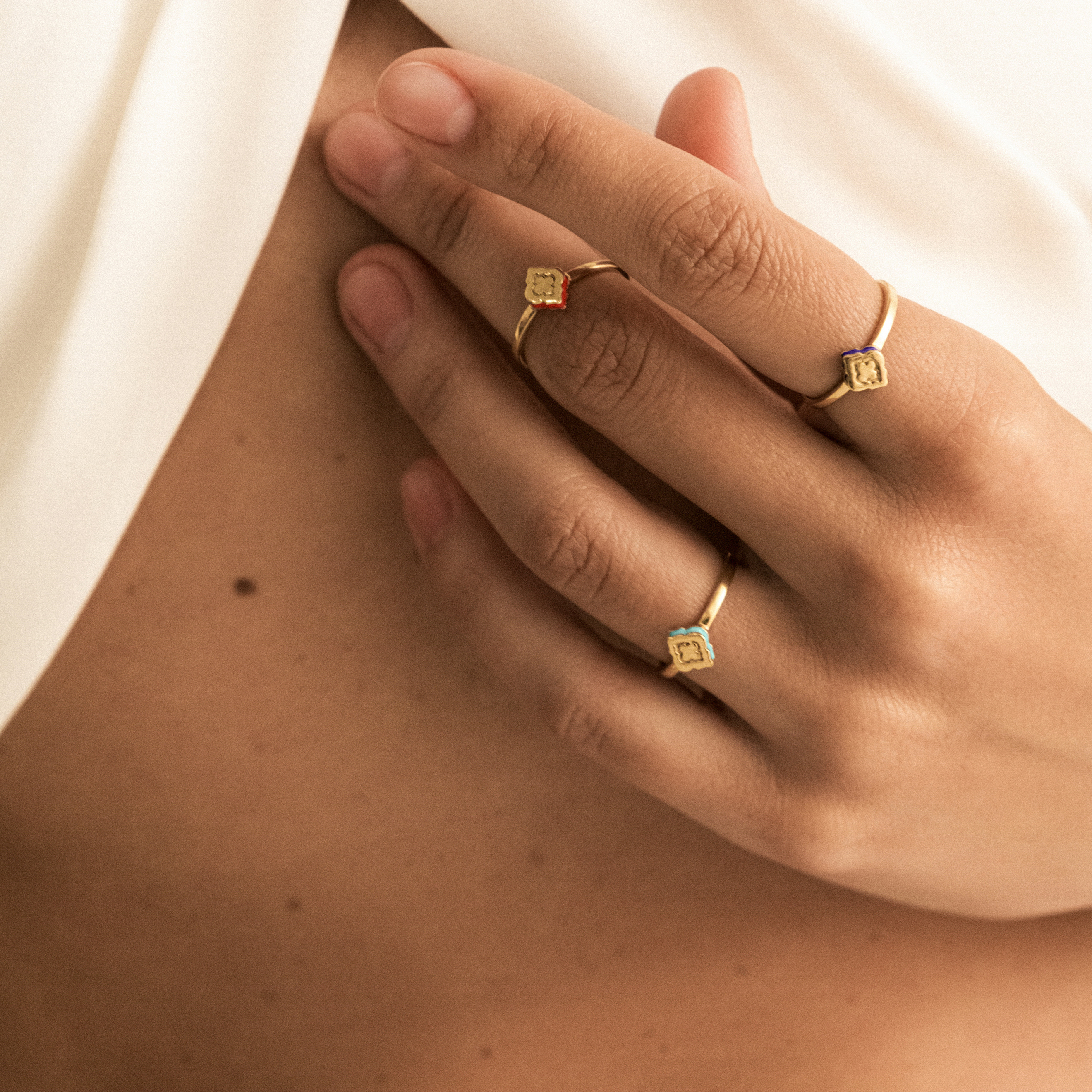 Тонкие кольца LUTA Jewelry Серебряное кольцо Марокко с розовой эмалью и позолотой
