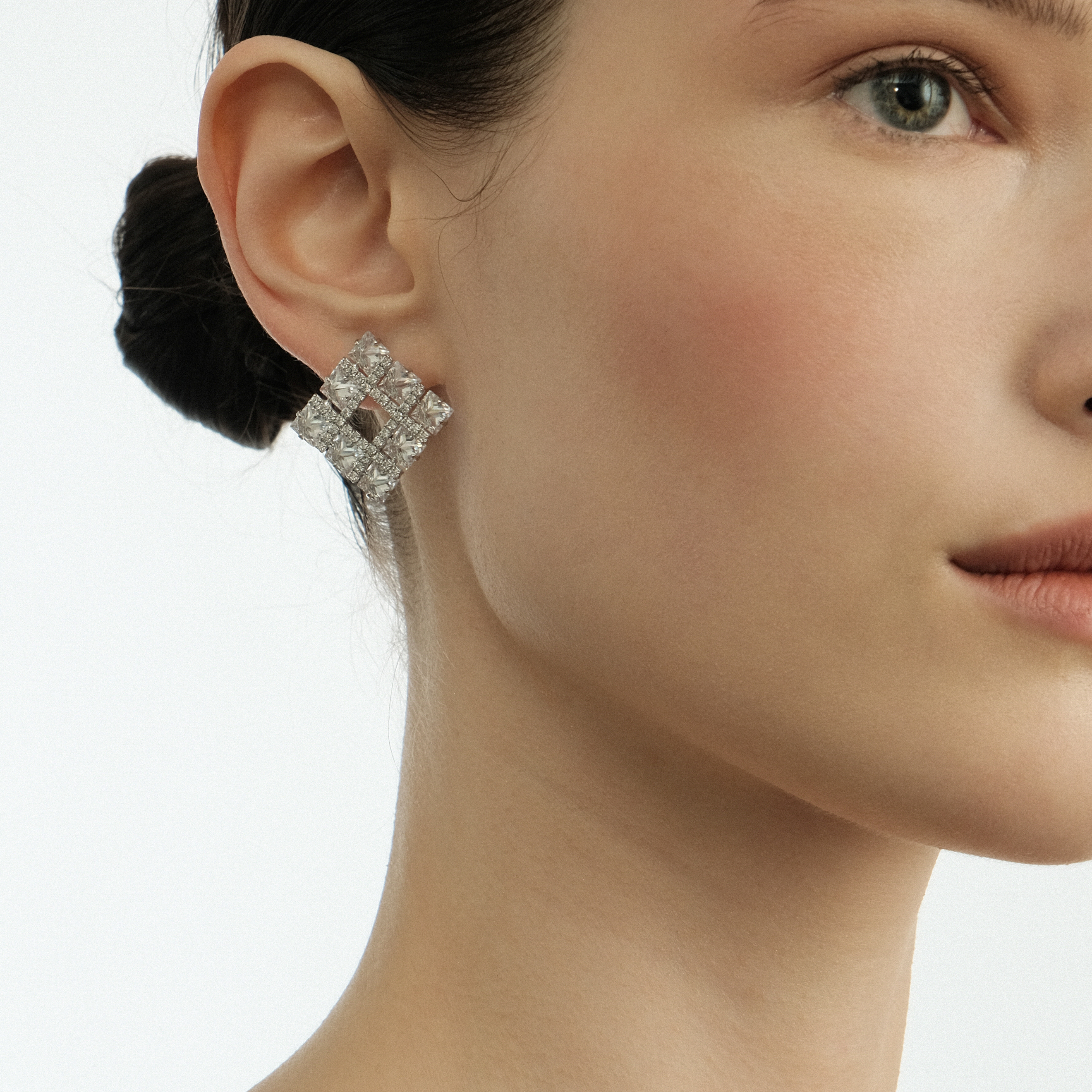 Square earrings with crystals