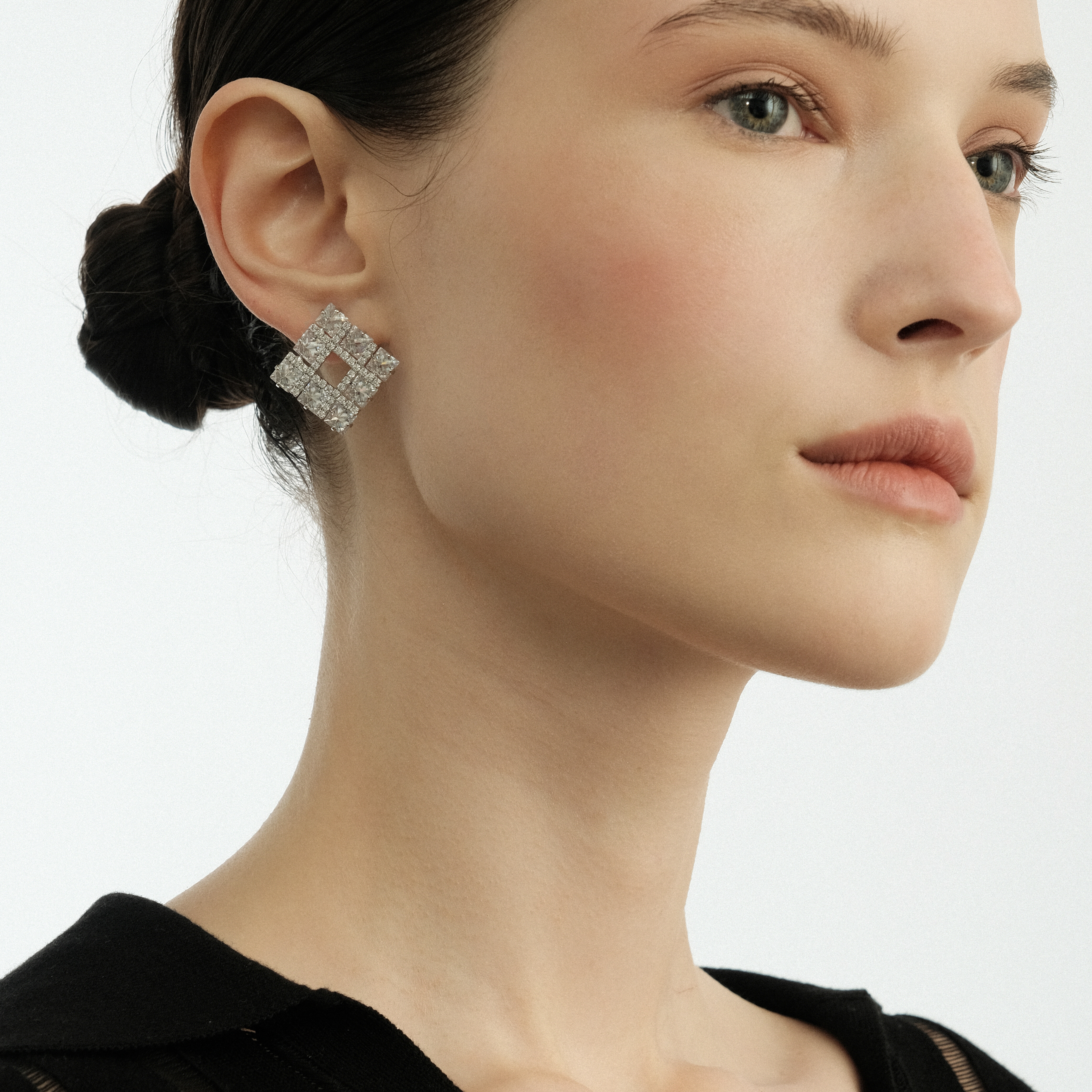Square earrings with crystals