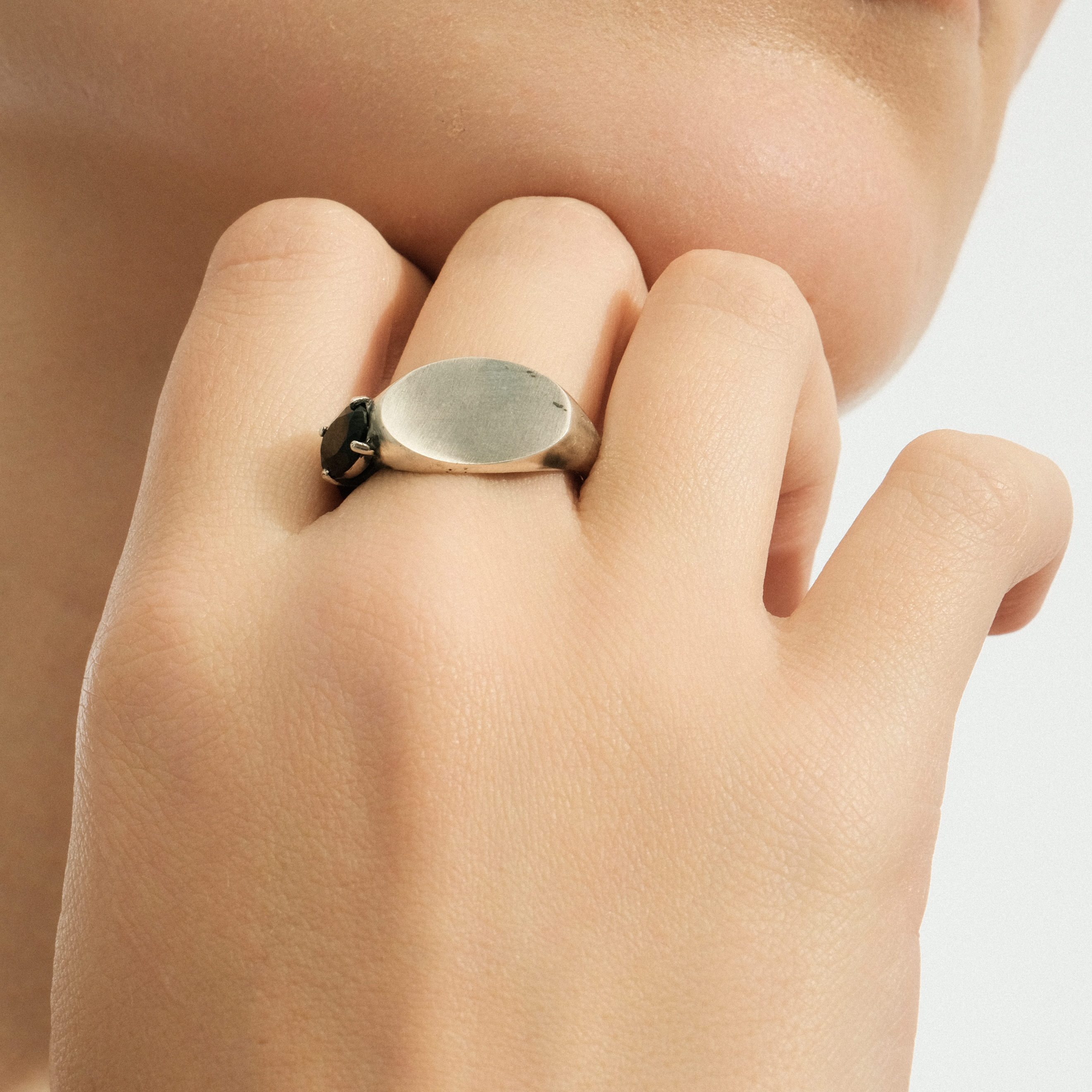Кольцо-печатка из серебра ECHO 2 GARNET RING