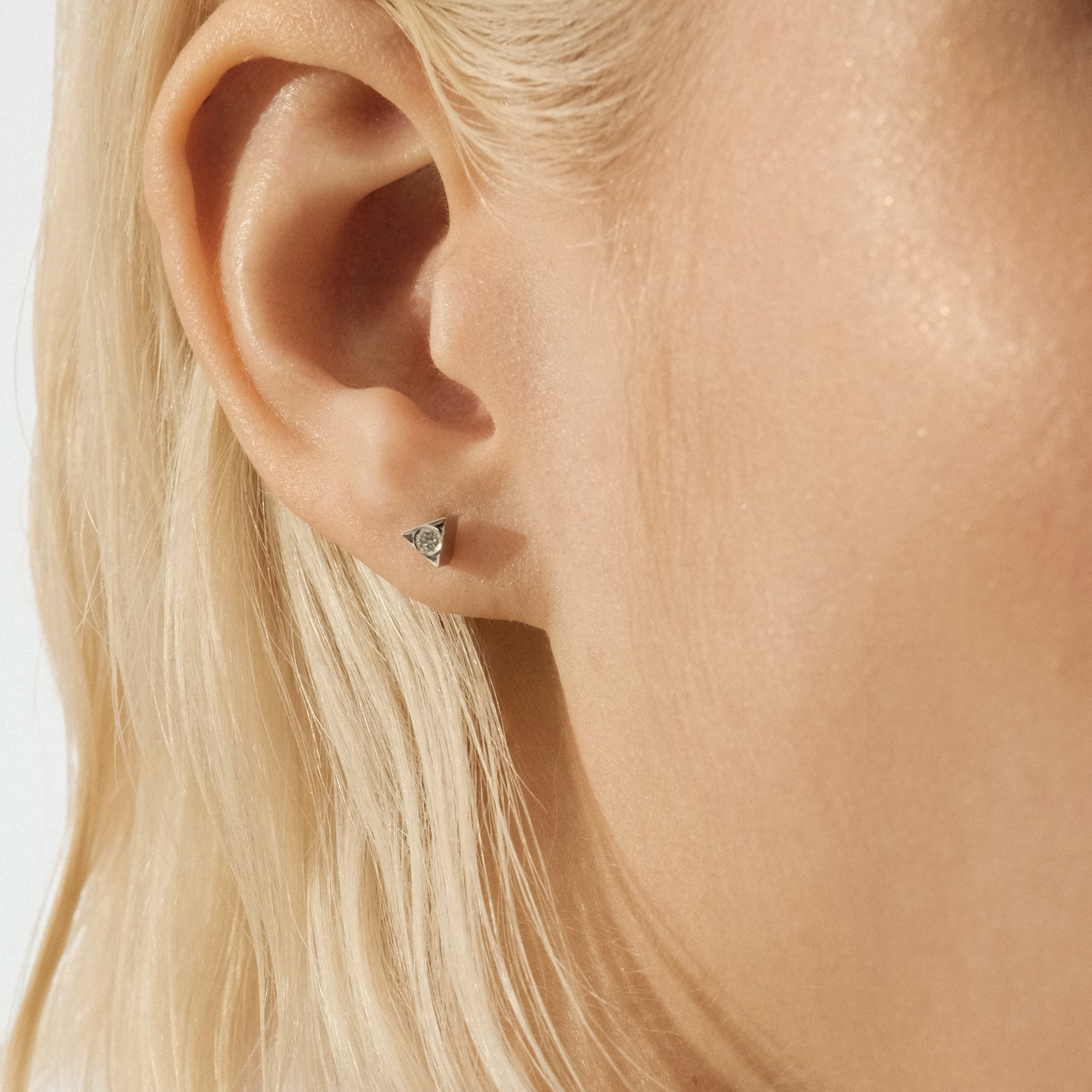 Piercing-helix made of gold Triangle with 1 mm diamond