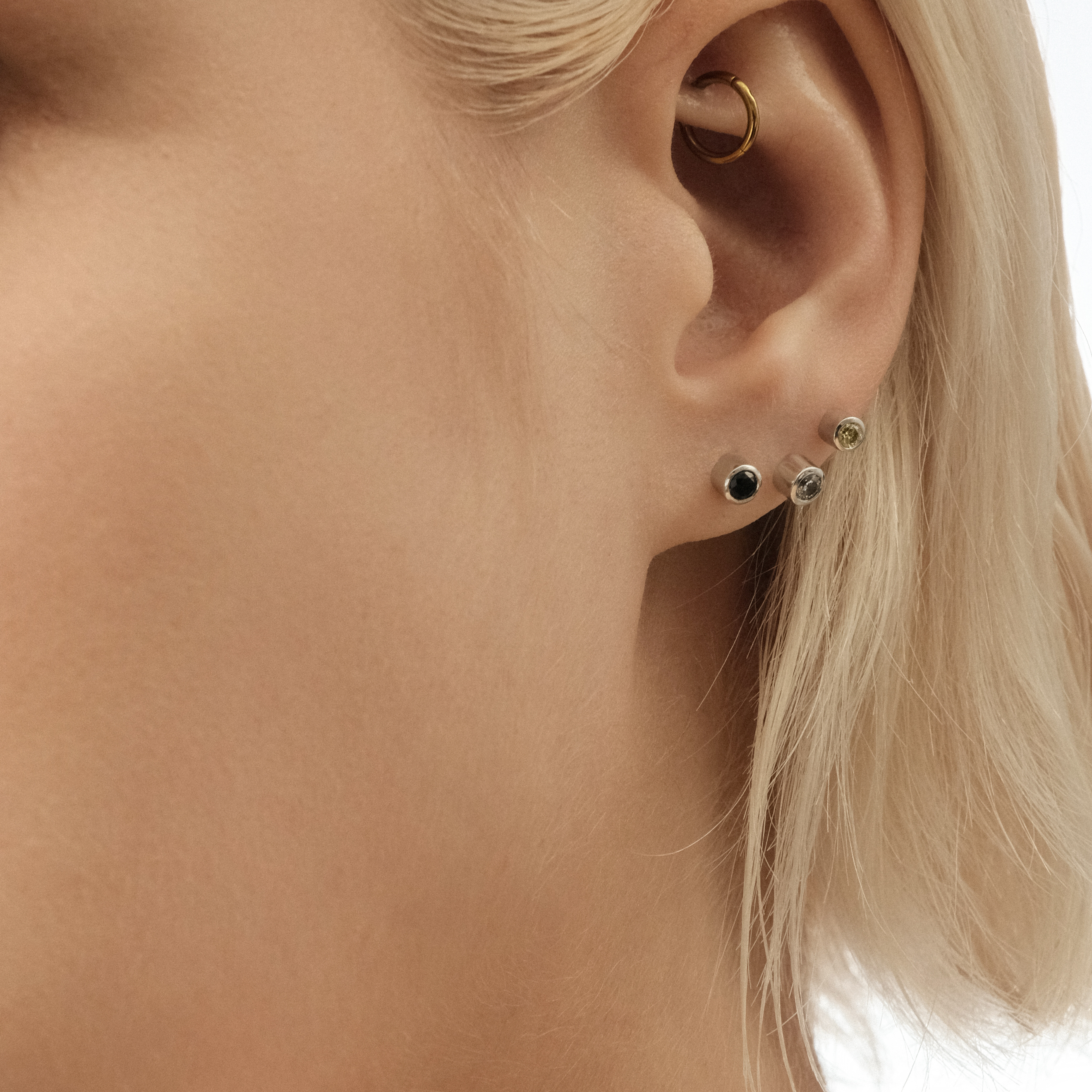 Piercing-helix circle of gold with a diamond of 3 mm