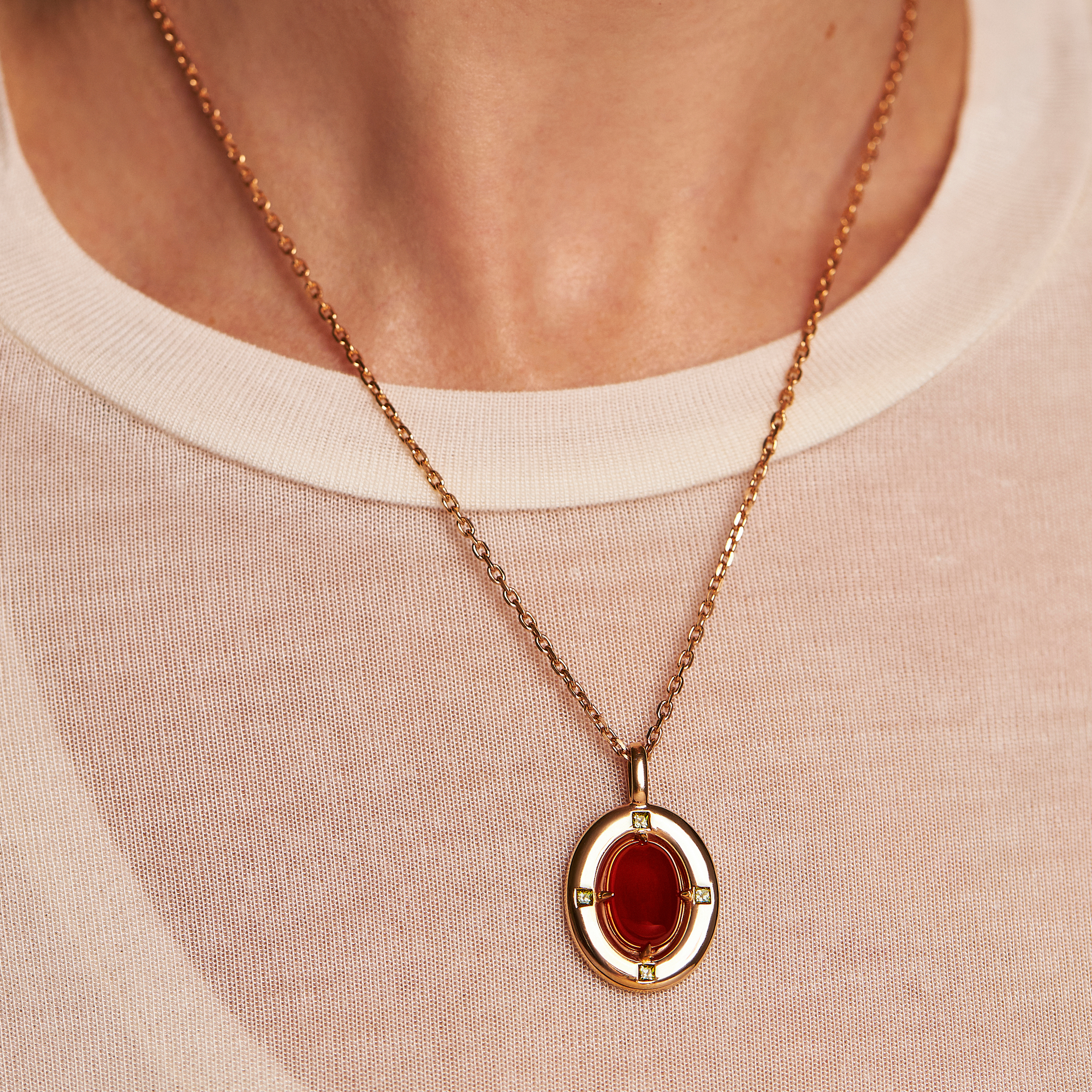 Oval gilded silver pendant with carnelian and chrysolite