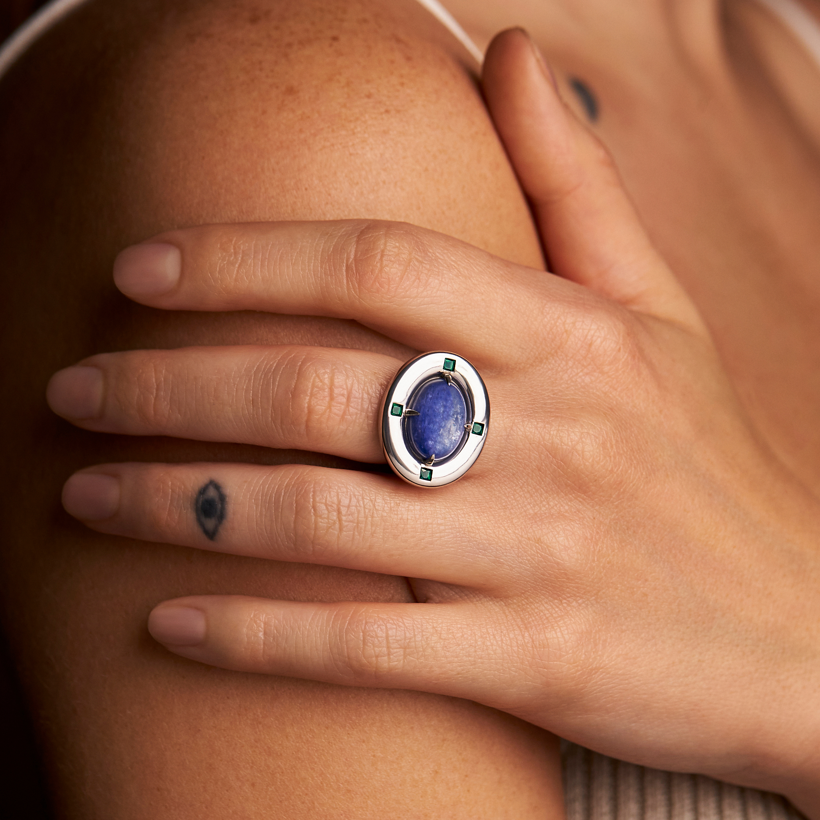Oval silver ring with kyanite and green agates