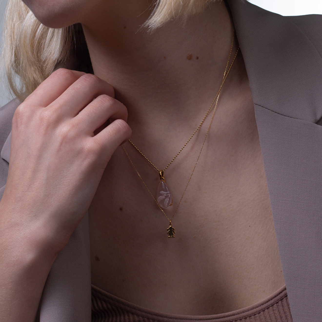 Vita pendant made of gold with quartz