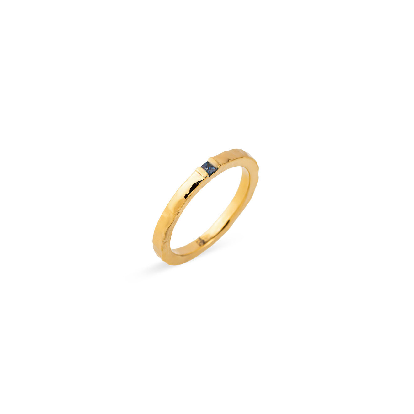 Mates Позолоченное текстурное кольцо из серебра с квадратным сапфиром