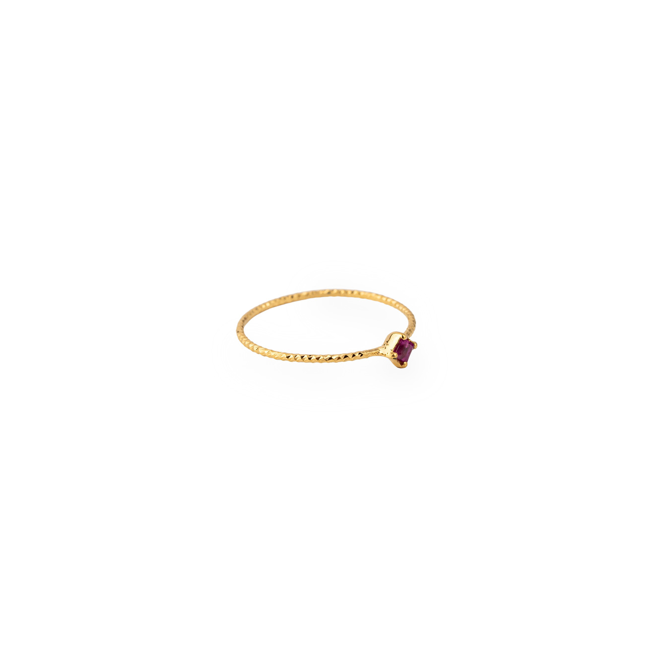 Mates Тонкое позолоченое кольцо с квадратным рубином цена и фото