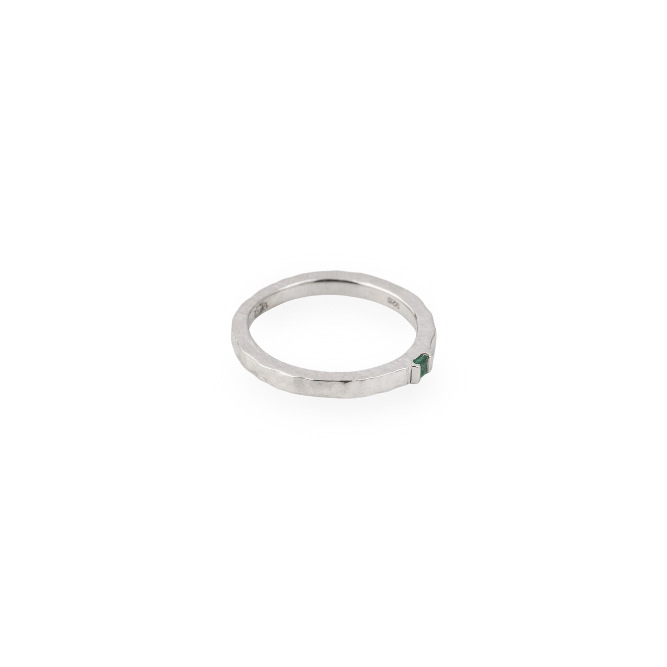 цена Mates Текстурное кольцо из серебра с квадратным изумрудом
