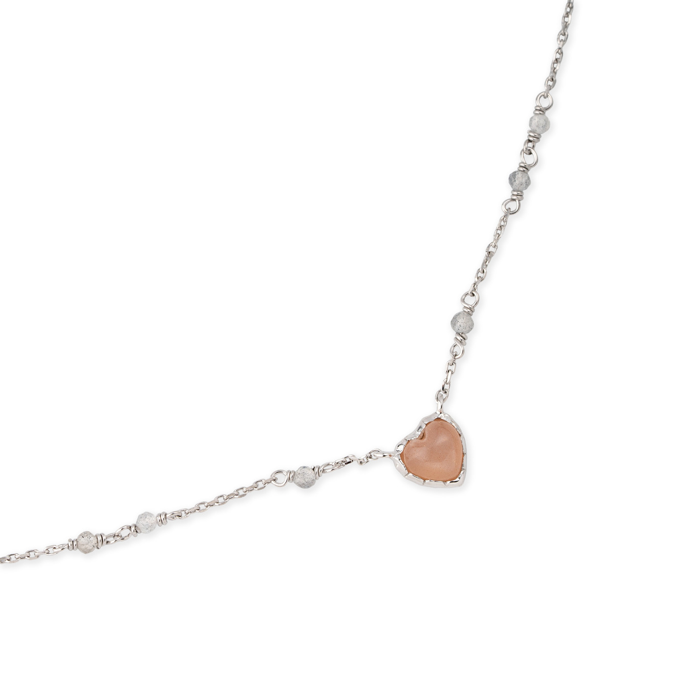 Wisteria Gems Колье из серебра с бусинами из лабродорита и персиковым лунным камнем в форме сердечка