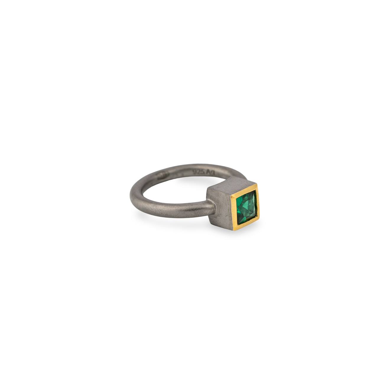 цена SKYE Черное кольцо из серебра с зеленым квадратным фианитом