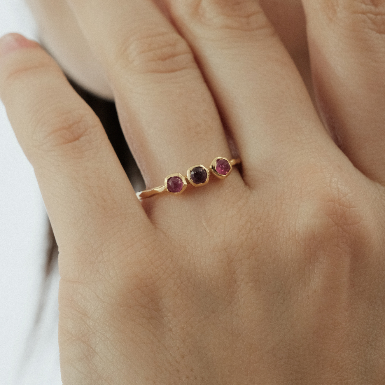 Mates Позолоченное кольцо из серебра с тремя рубинами