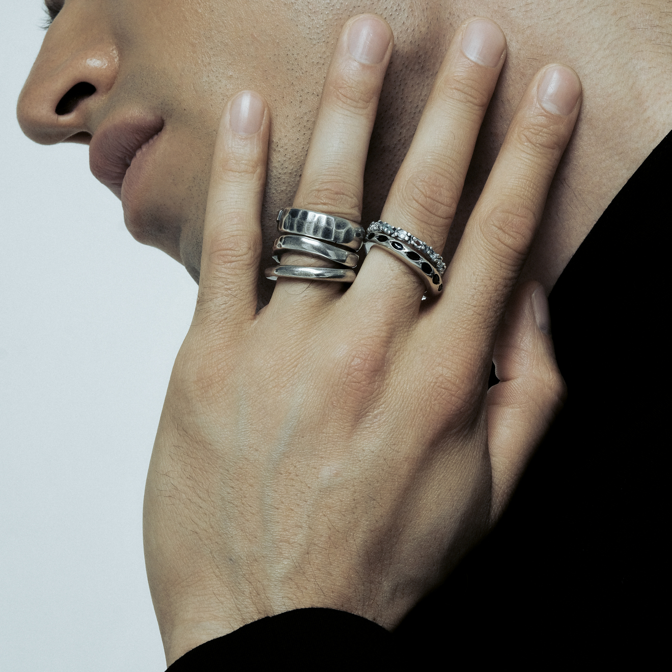Ianis Chamalidy Мятое кольцо из серебра с топазами