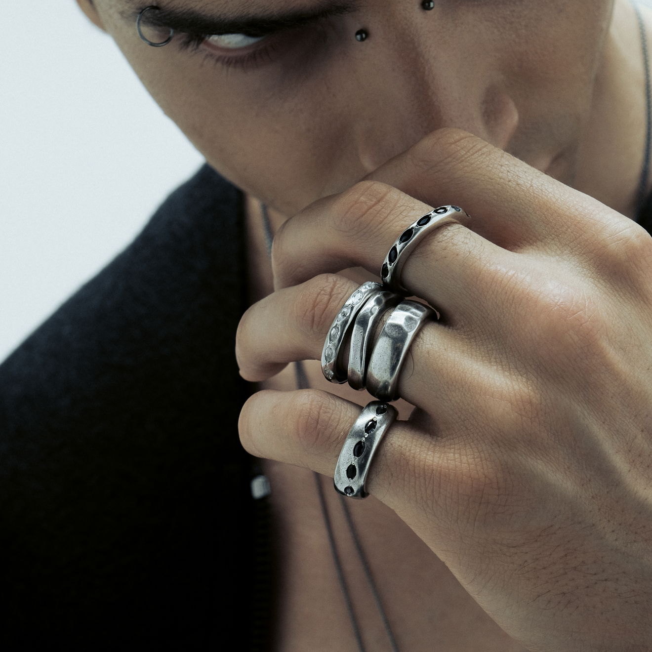 Ianis Chamalidy Широкое кольцо из серебра с сапфирами кольцо с сапфирами и фианитами из серебра с позолотой