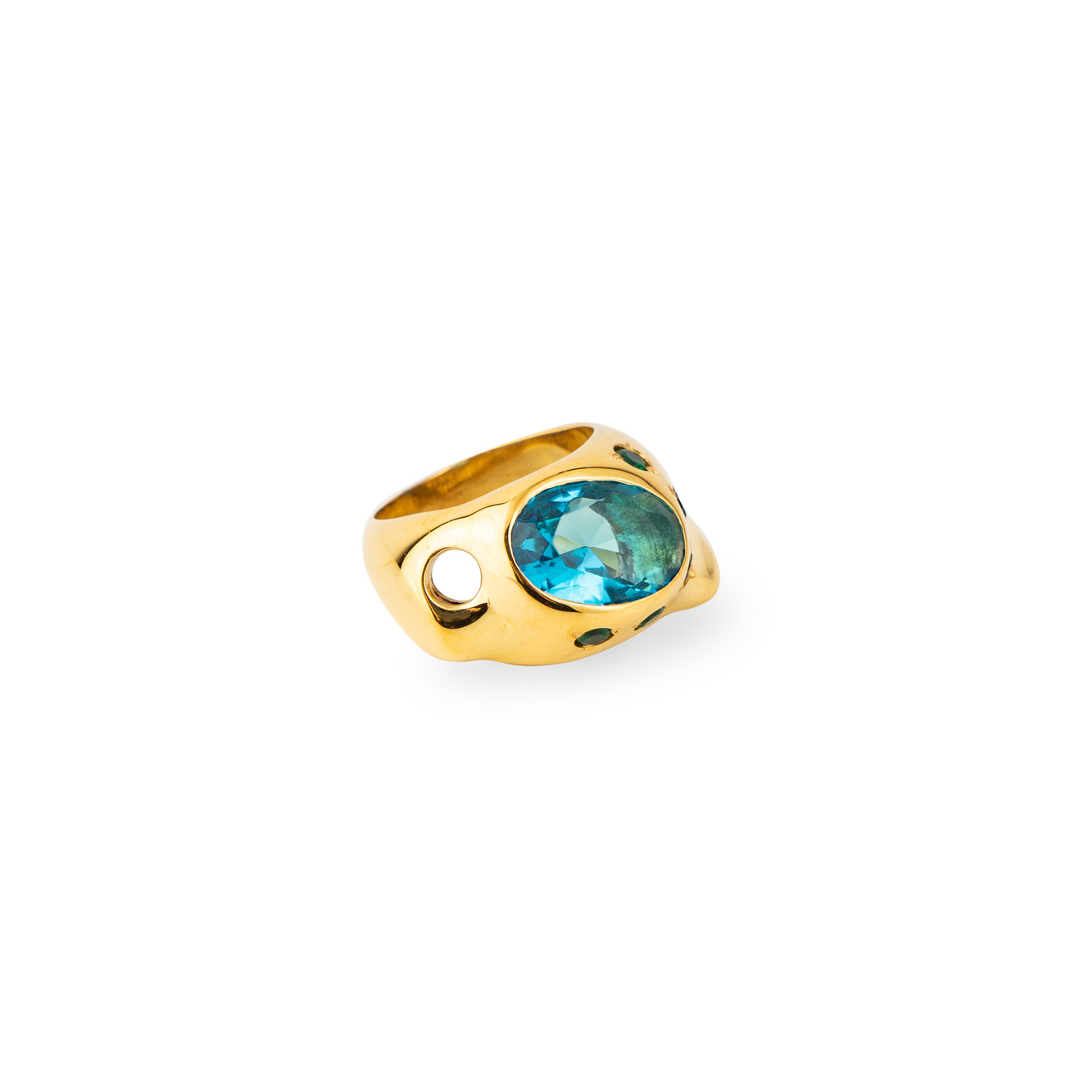 цена Janashia Золотистое кольцо Ava волнообразной формы со вставками из зеленых и голубого кристалла