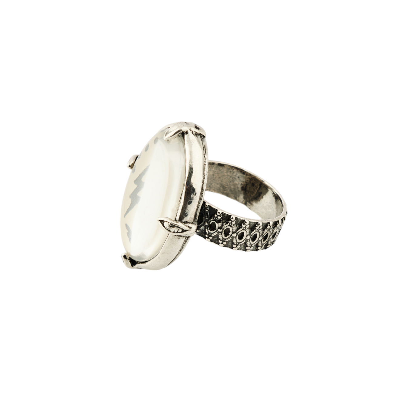Gem Kingdom Бежевое кольцо из хрусталя с изображением молнии gem kingdom кольцо из серебра с изображением креста на хрустале