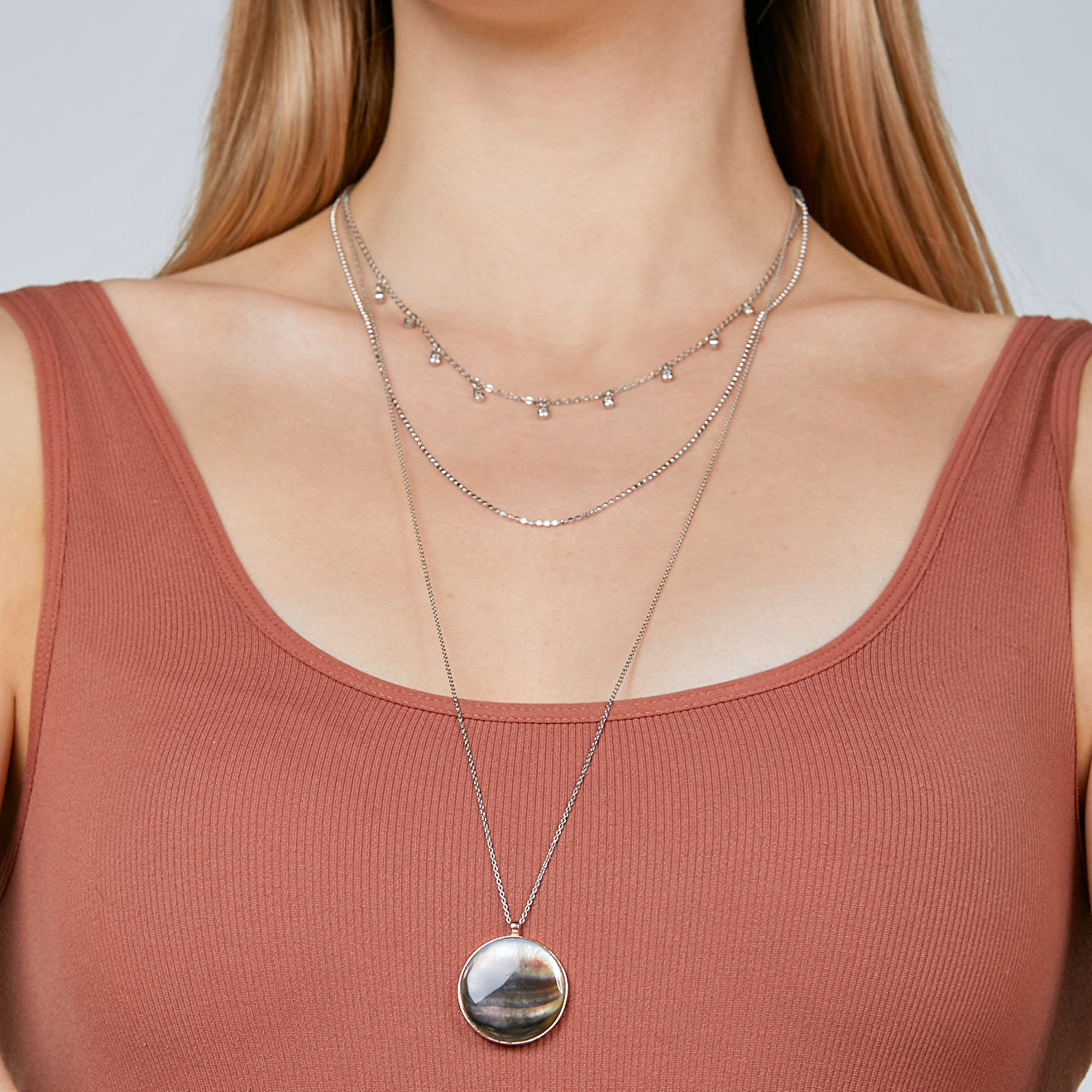 Multi-layered necklace made of silver with a mother-of-pearl medallion