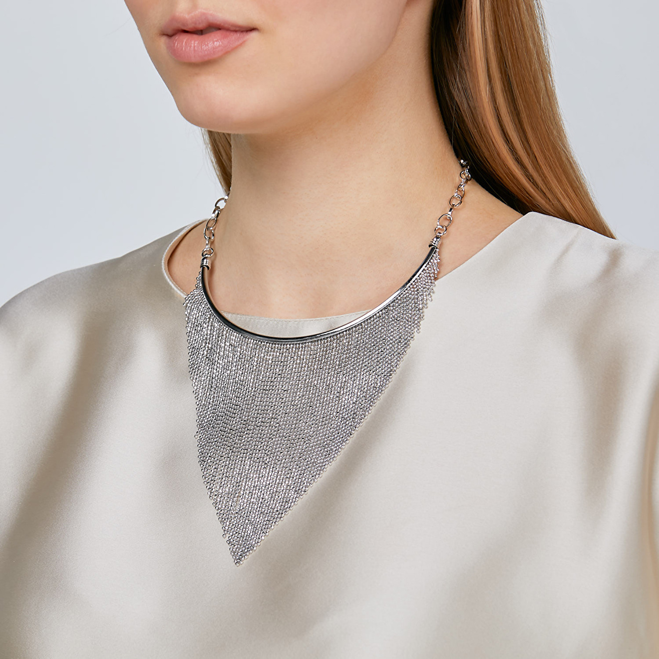 Necklace with a cascade of metal threads