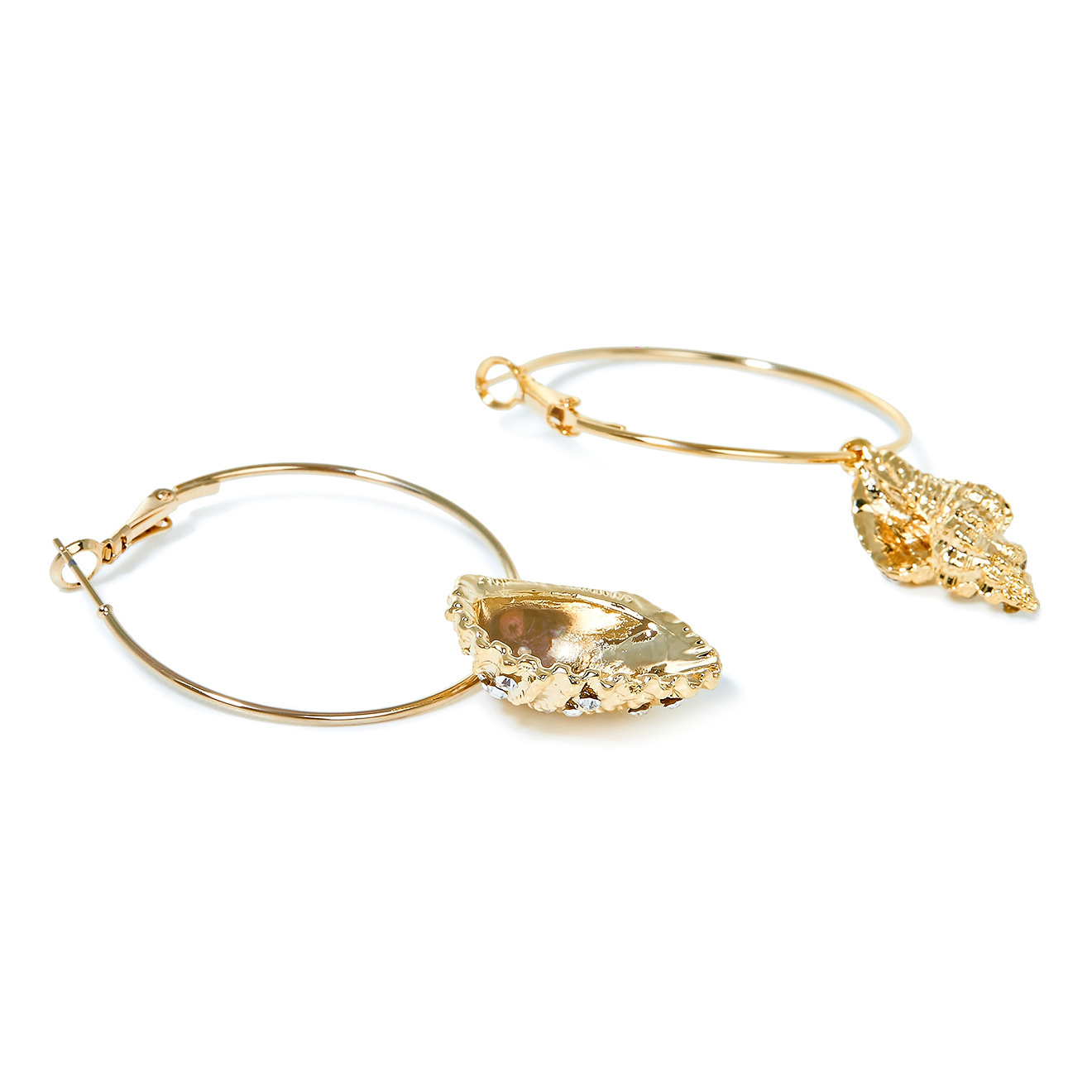 Золотистые асимметричные серьги-кольца с подвесками-ракушками и кристаллами