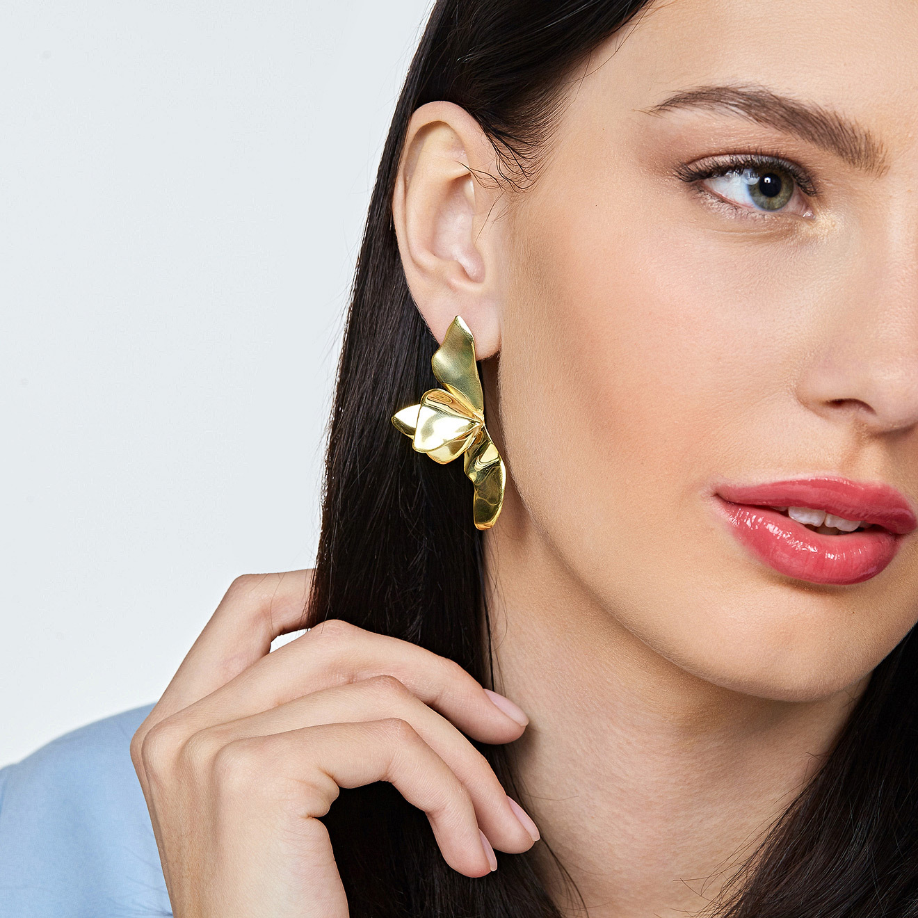 Gold-plated asymmetric earrings with petals