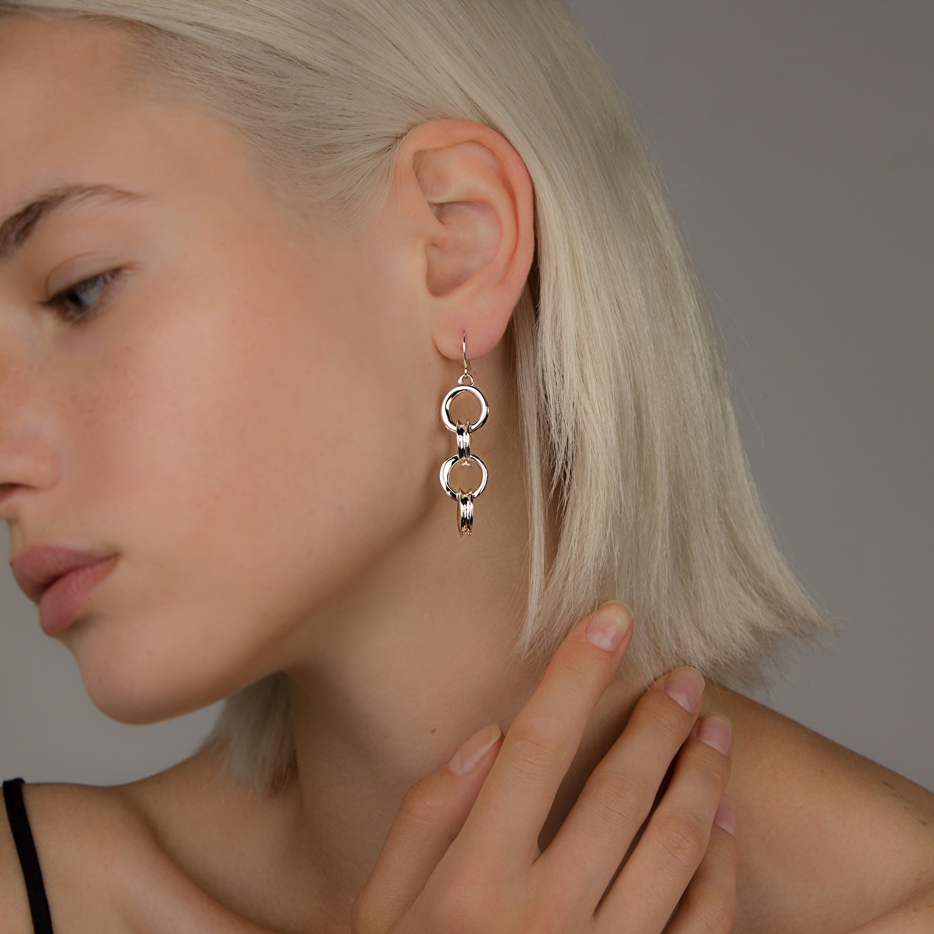 Серебристые серьги из колечек