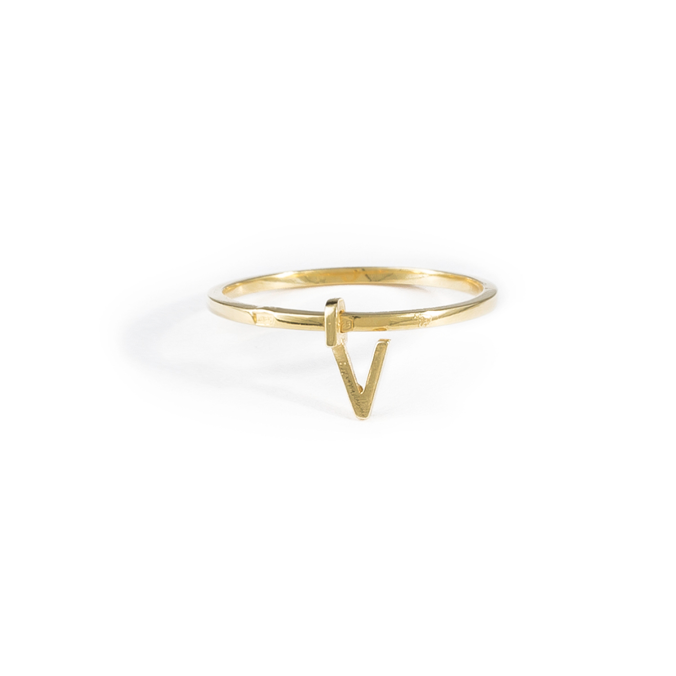 ringstone позолоченное кольцо из серебра с буквой v TONDEM Позолоченное кольцо из серебра с буквой V