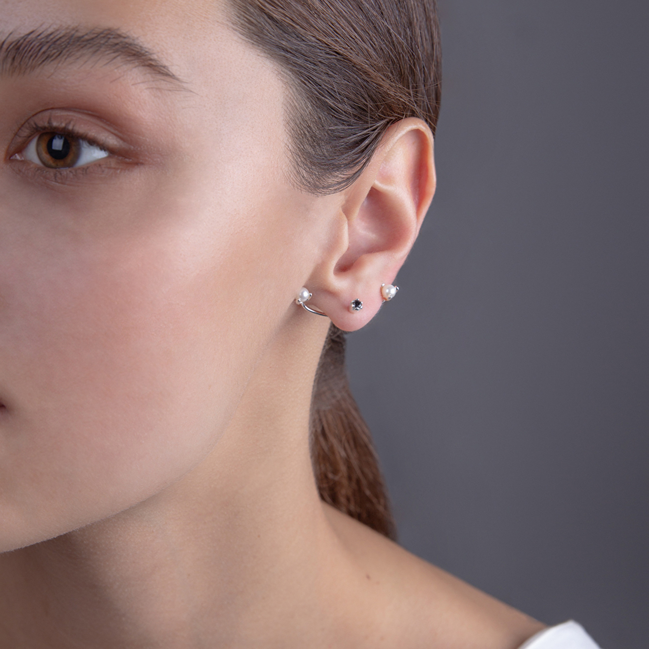 Silver stud earrings with pearls and spinel