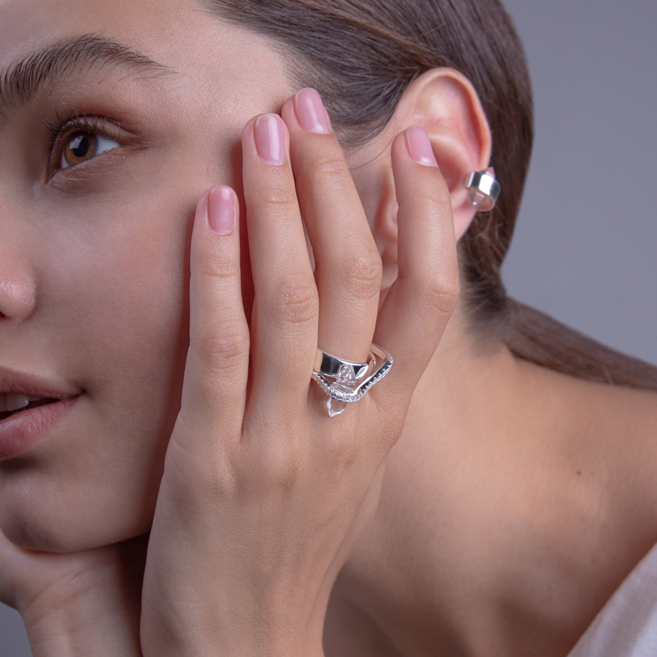 Wide cuff with quartz